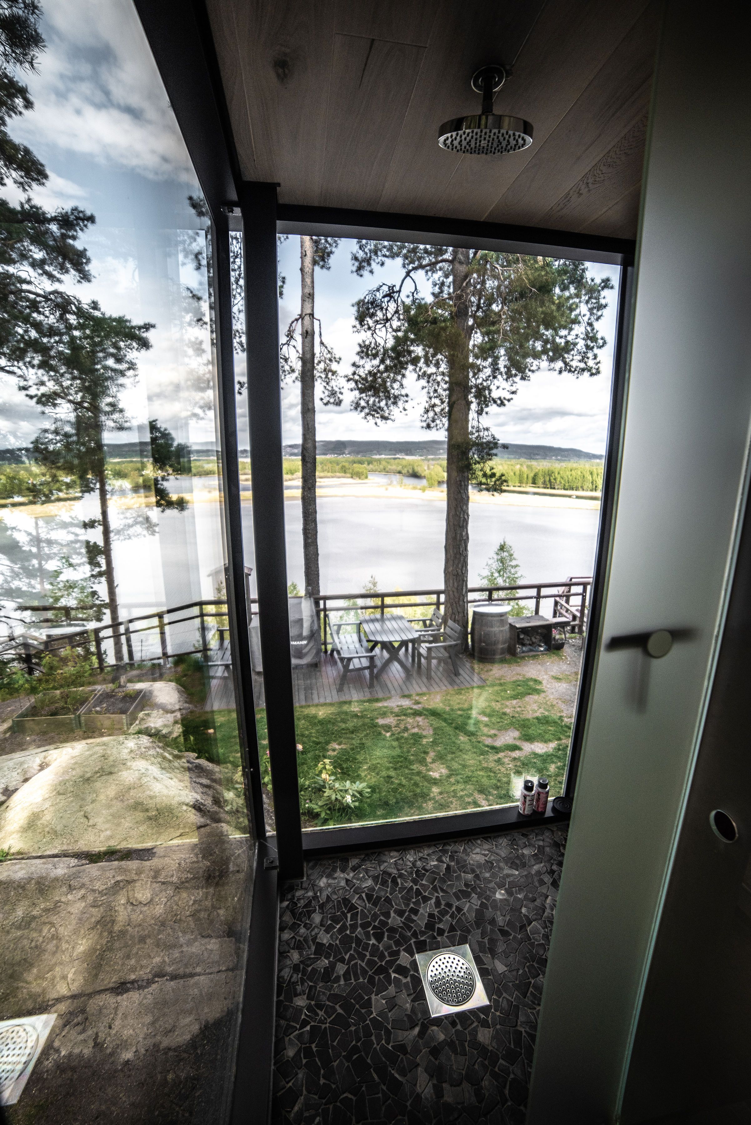 Wonder Inn Glass cabin innvendig med dusj