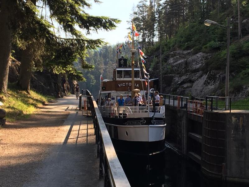 MS Victoria i Løveid sluser