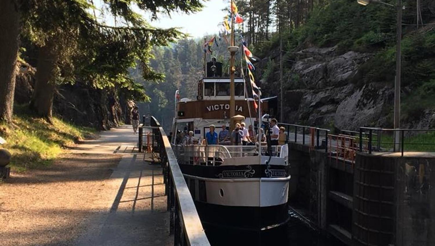 MS Victoria i Løveid sluser