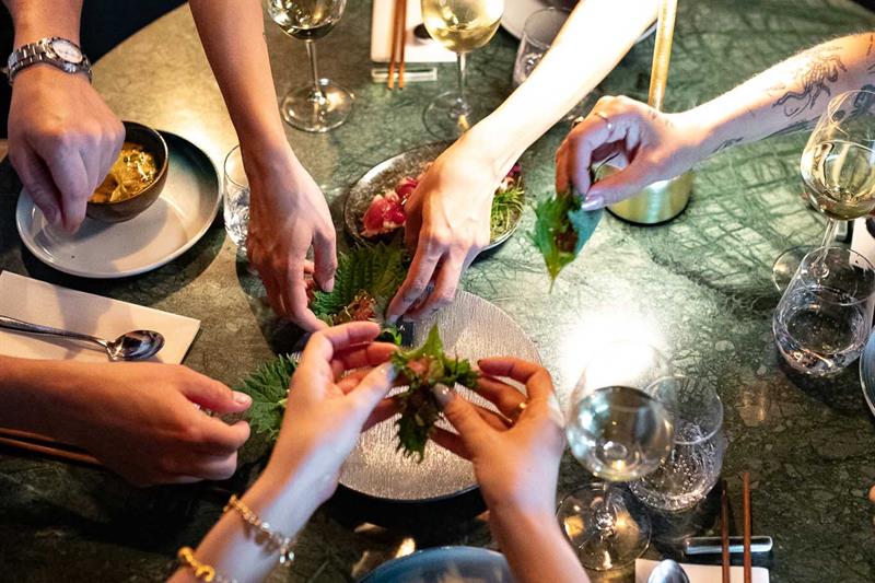 Hender som forsyner seg av en delemeny