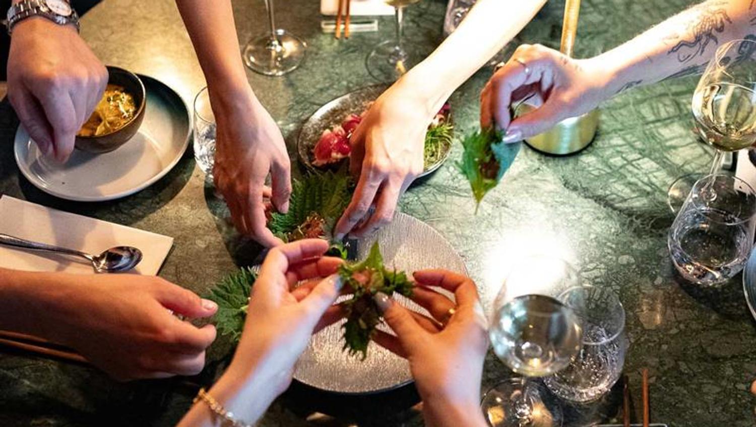 Hender som forsyner seg av en delemeny
