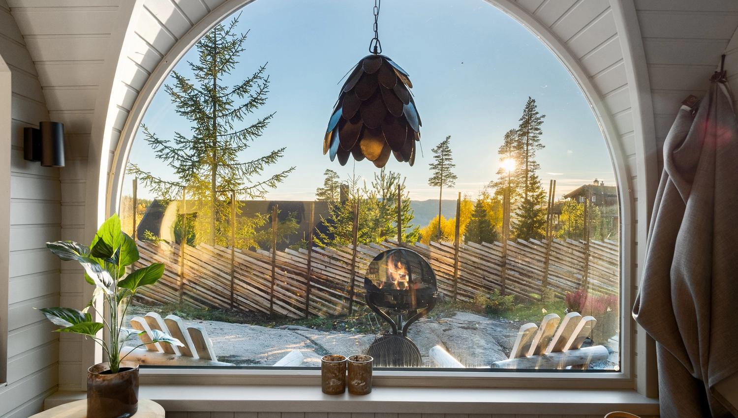 utsiktsbilde gjennom et stort vindu med skog