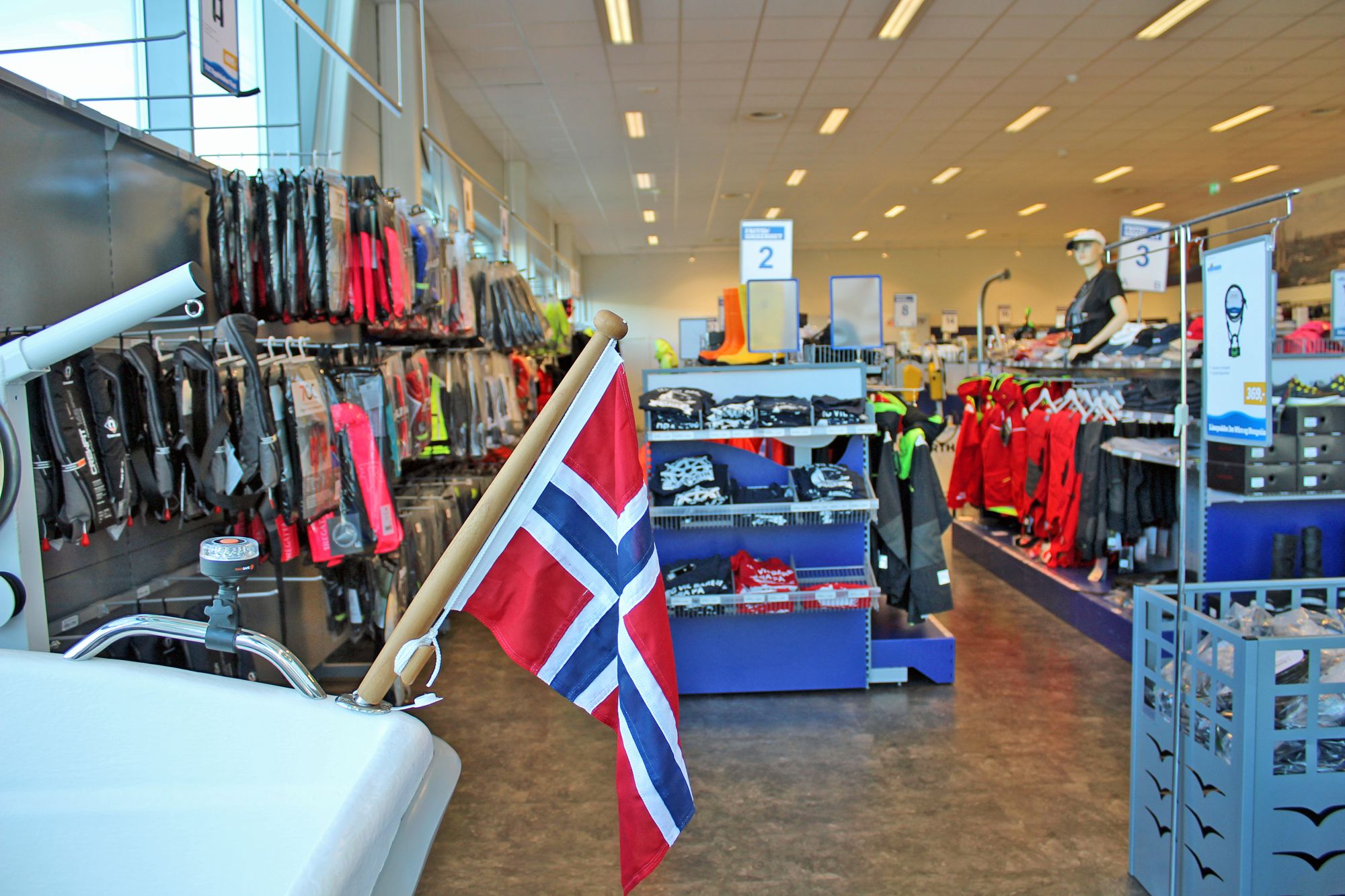 Maritim med flagg, vester og bekledning