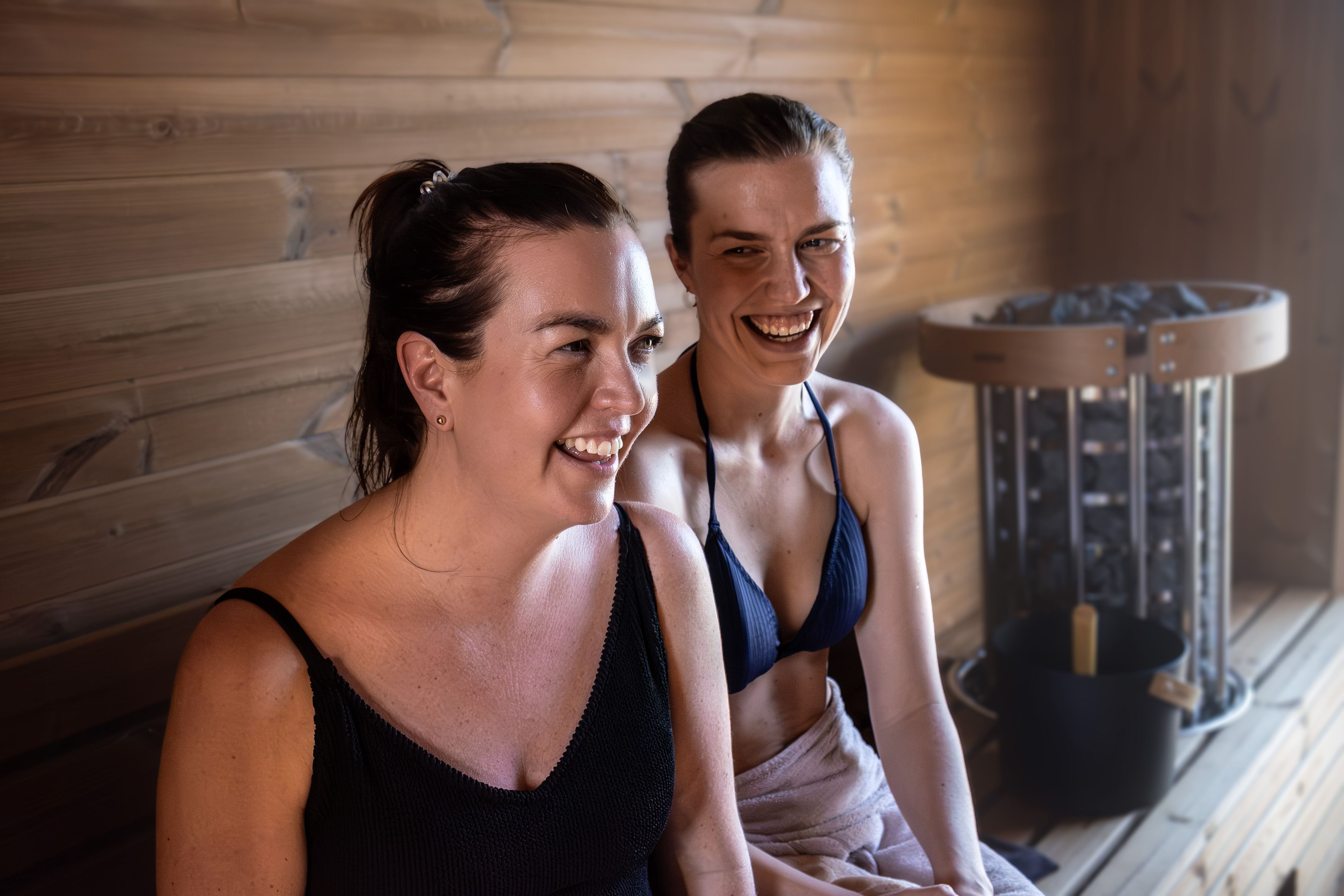 God stemning og temperatur inne i Fosnavåg Sauna.