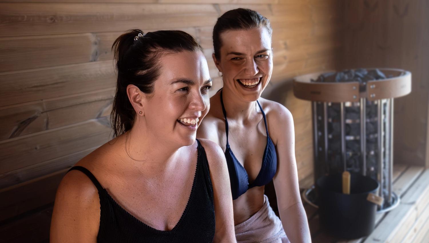 God stemning og temperatur inne i Fosnavåg Sauna.