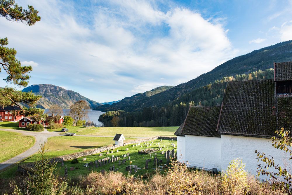 Kviteseid gamle kyrkje i naturskjønne omgjevnader