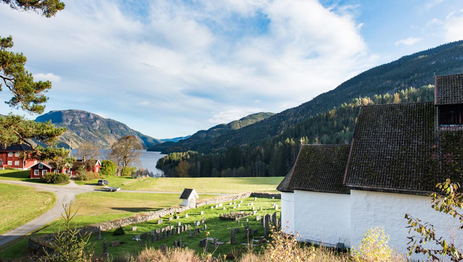 Kviteseid gamle kyrkje i naturskjønne omgjevnader