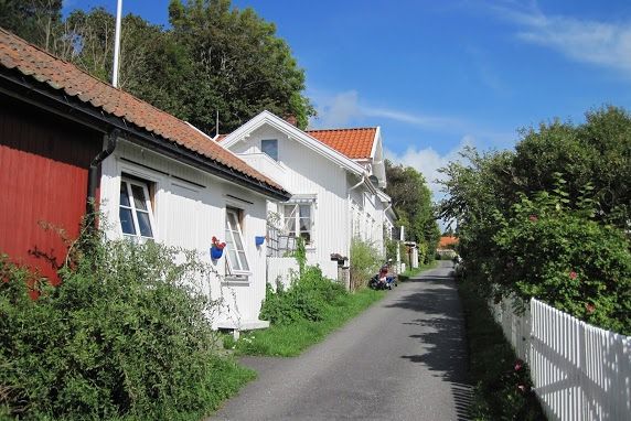 Hvite hus ved koselig gate