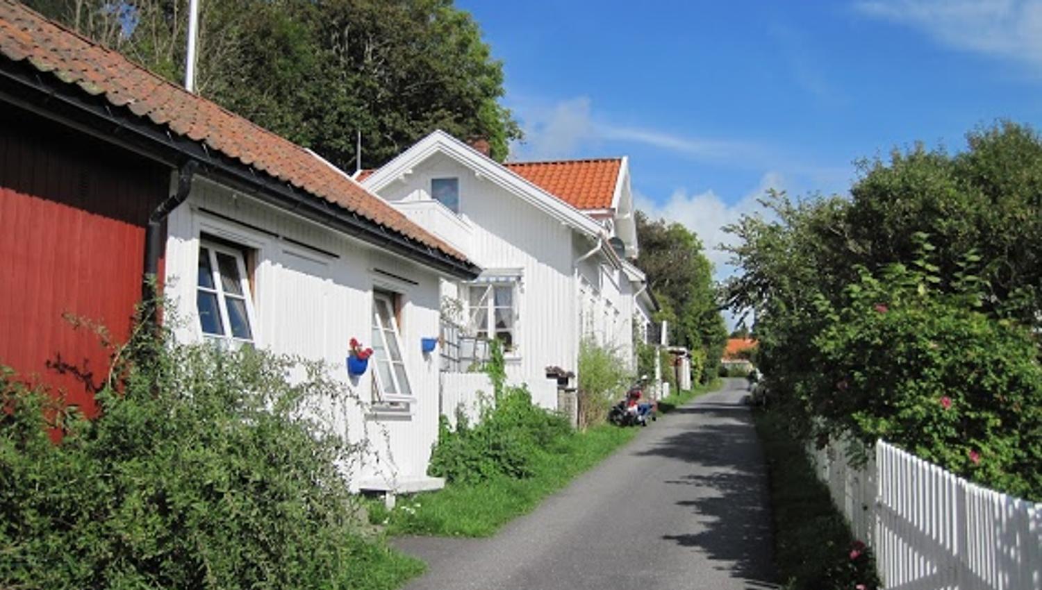 Hvite hus ved koselig gate