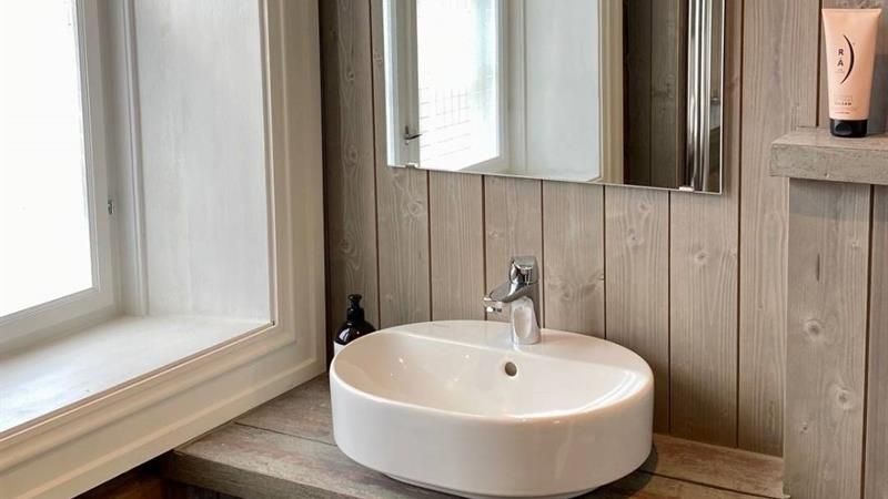 Small bathroom with mirror and a washbasin