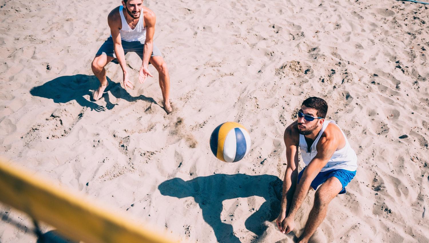 På området finnes en beachvolleyballbane