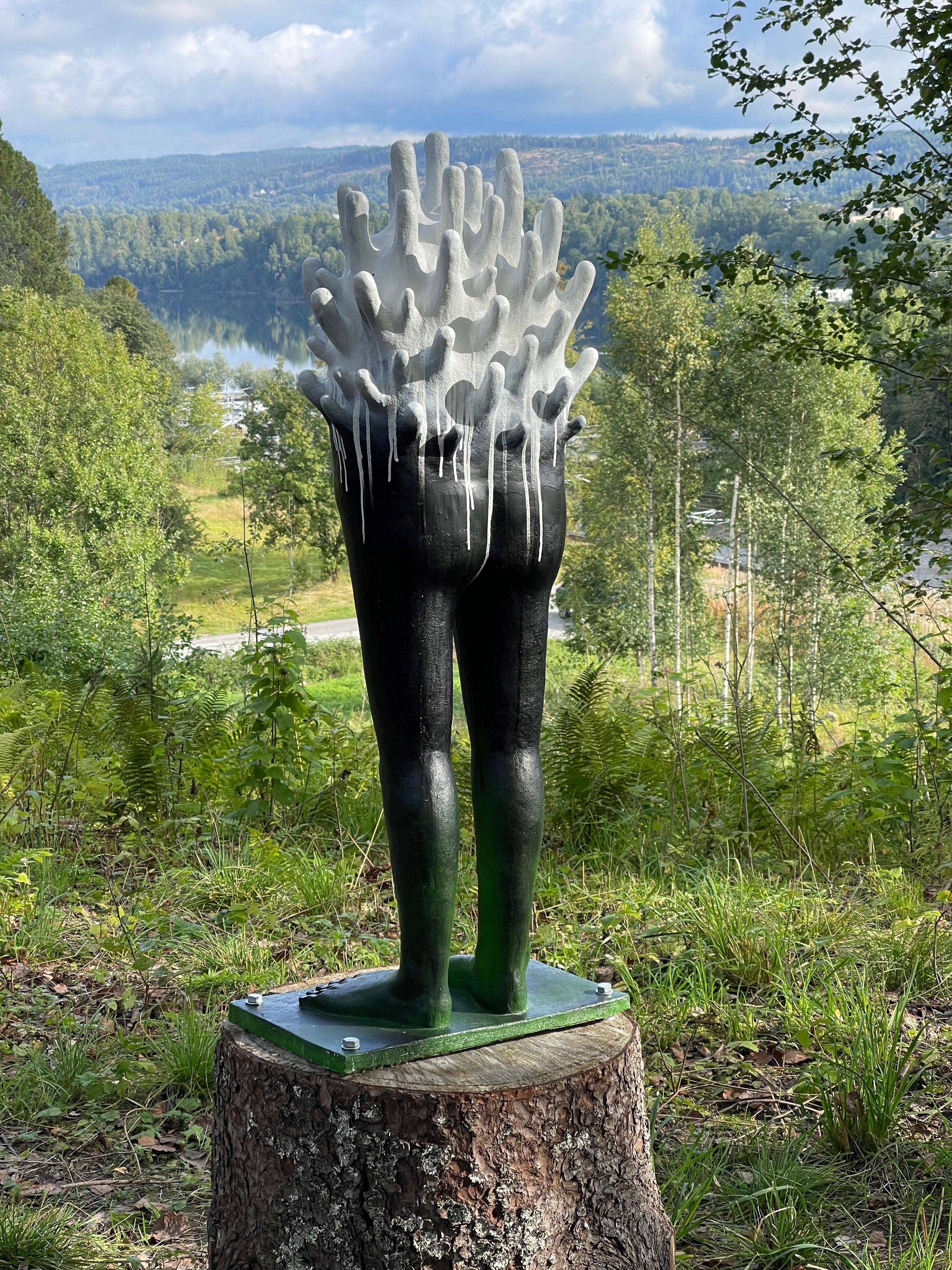 Skulptur i skogen med utsikt