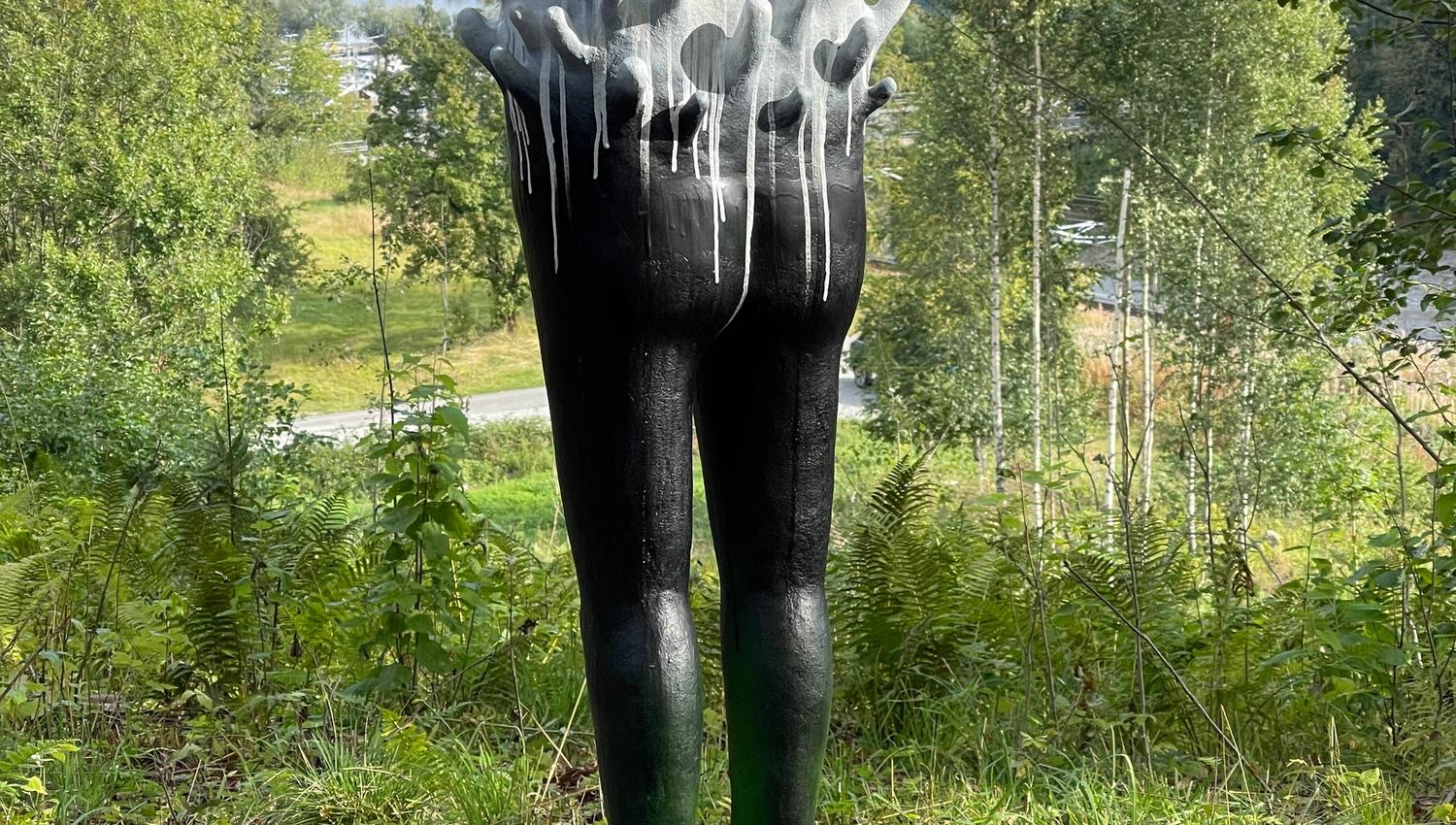 Skulptur i skogen med utsikt
