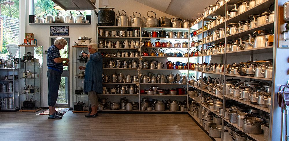 bilde inne fra aluminiumsmuseet med over 3000 bruksgjenstander