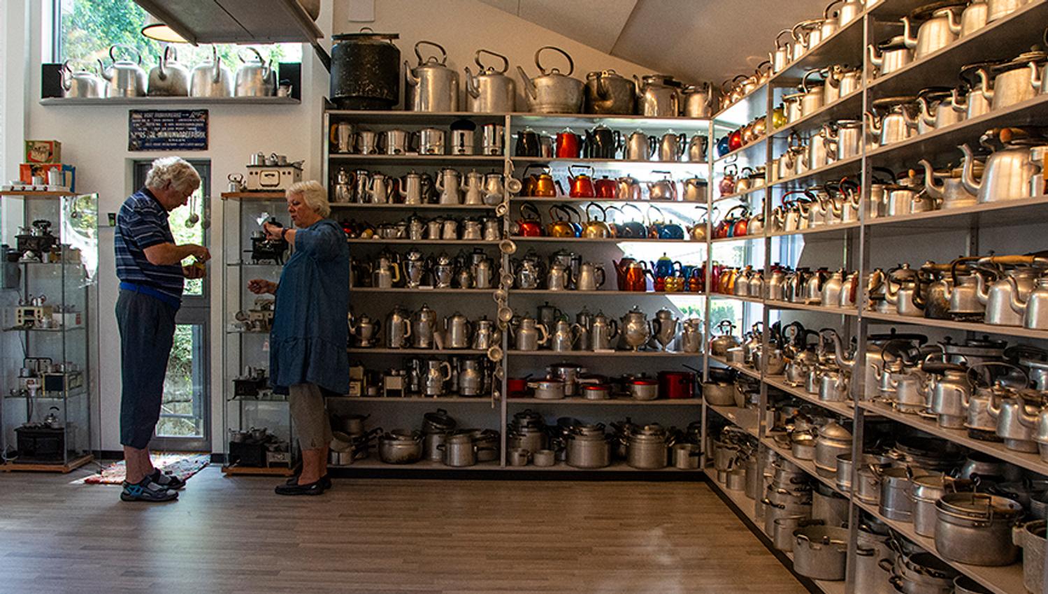 bilde inne fra aluminiumsmuseet med over 3000 bruksgjenstander