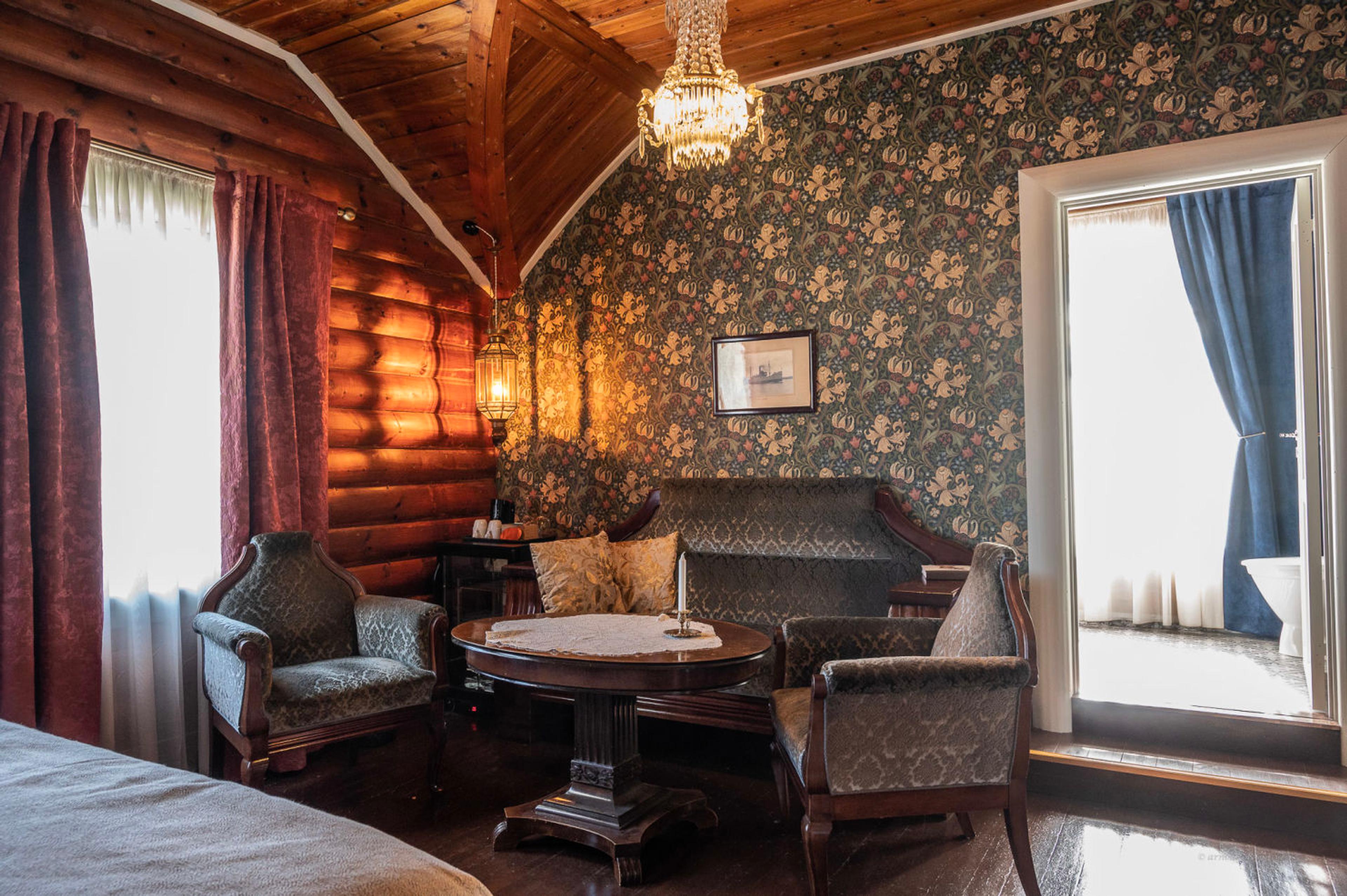 Koslige omgivelser på rommene hos Jervell Gjestehus.