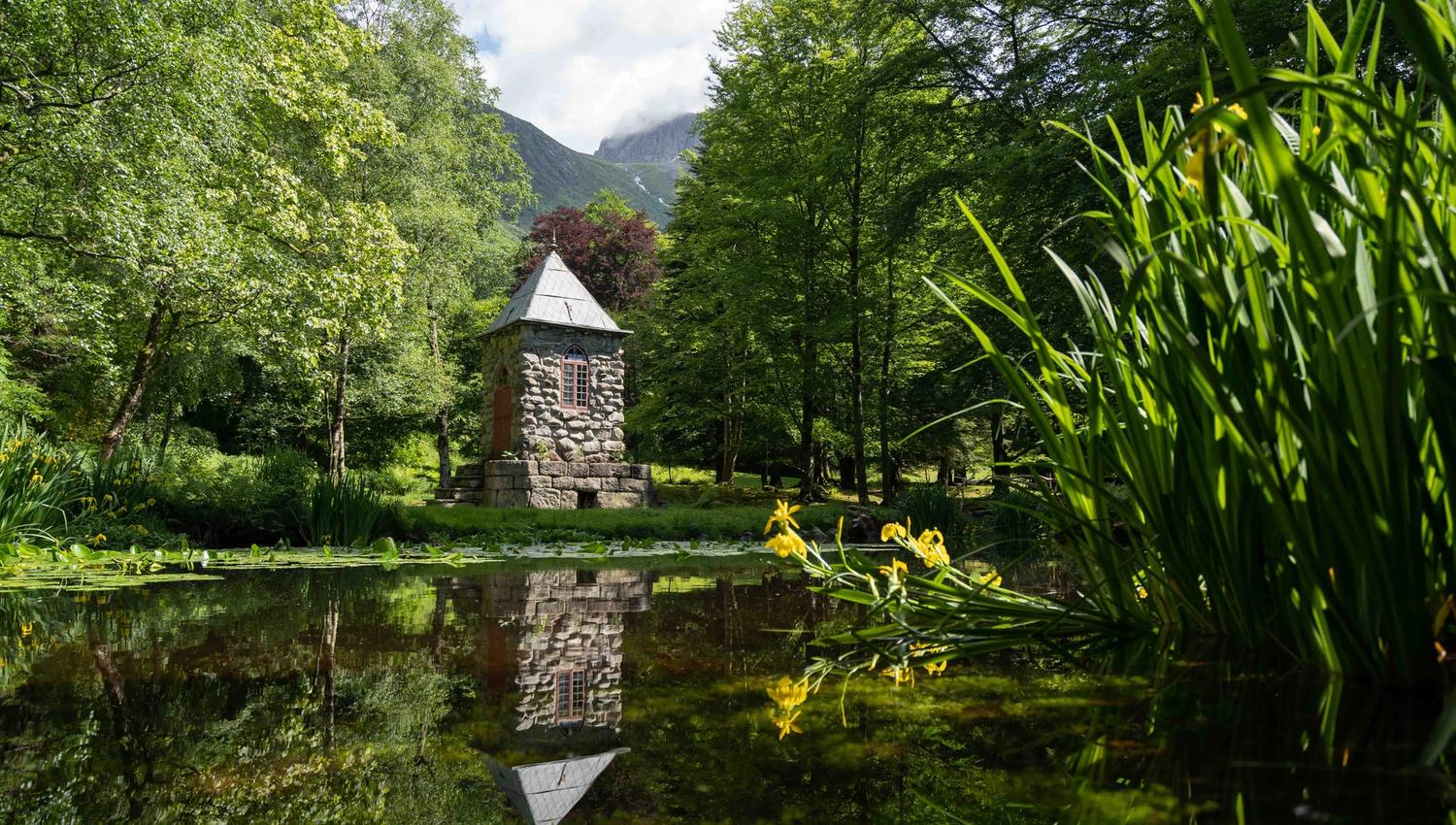 Lite steinhus ved hagedammen i Baroniet Rosendal.
