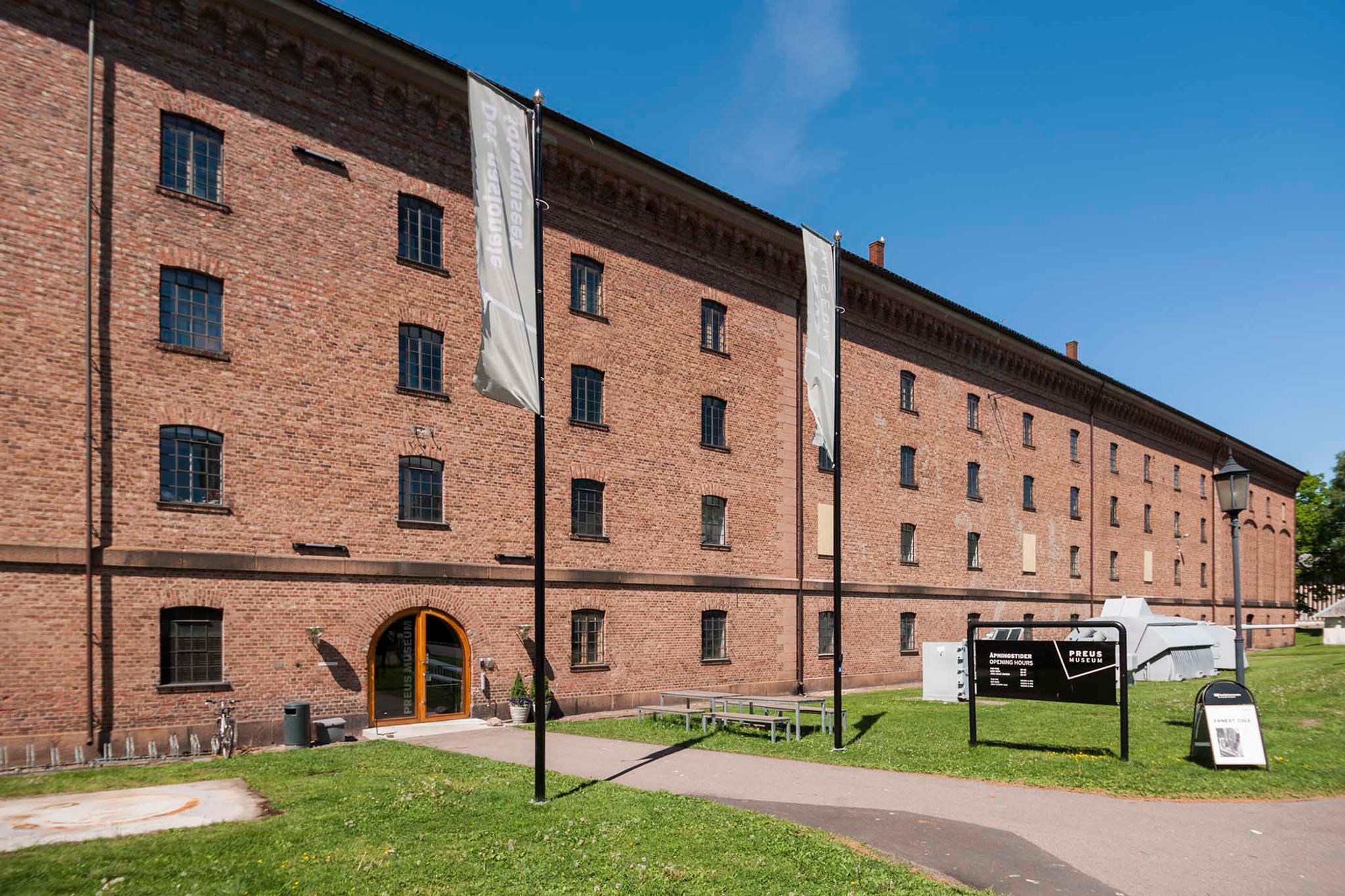 Preus museum ute ved inngangen.
