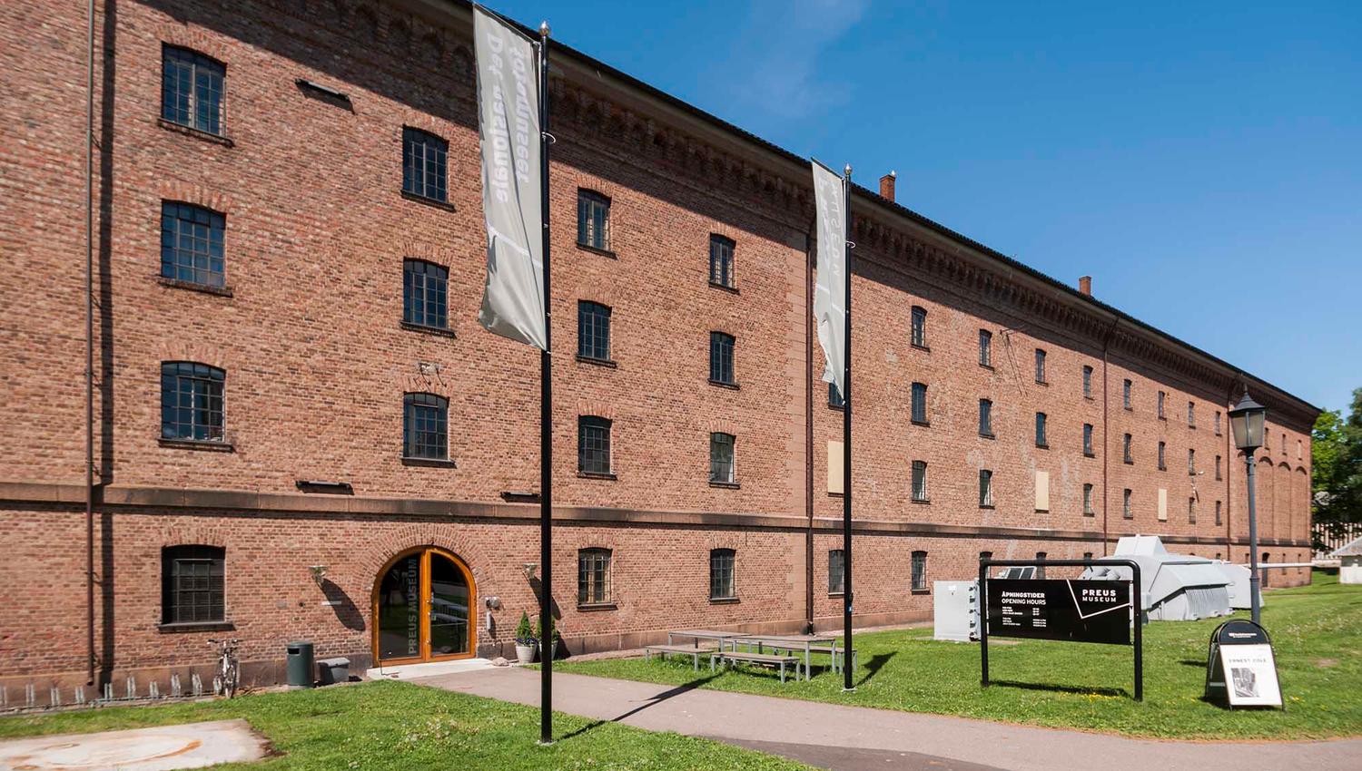 Preus museum ute ved inngangen.