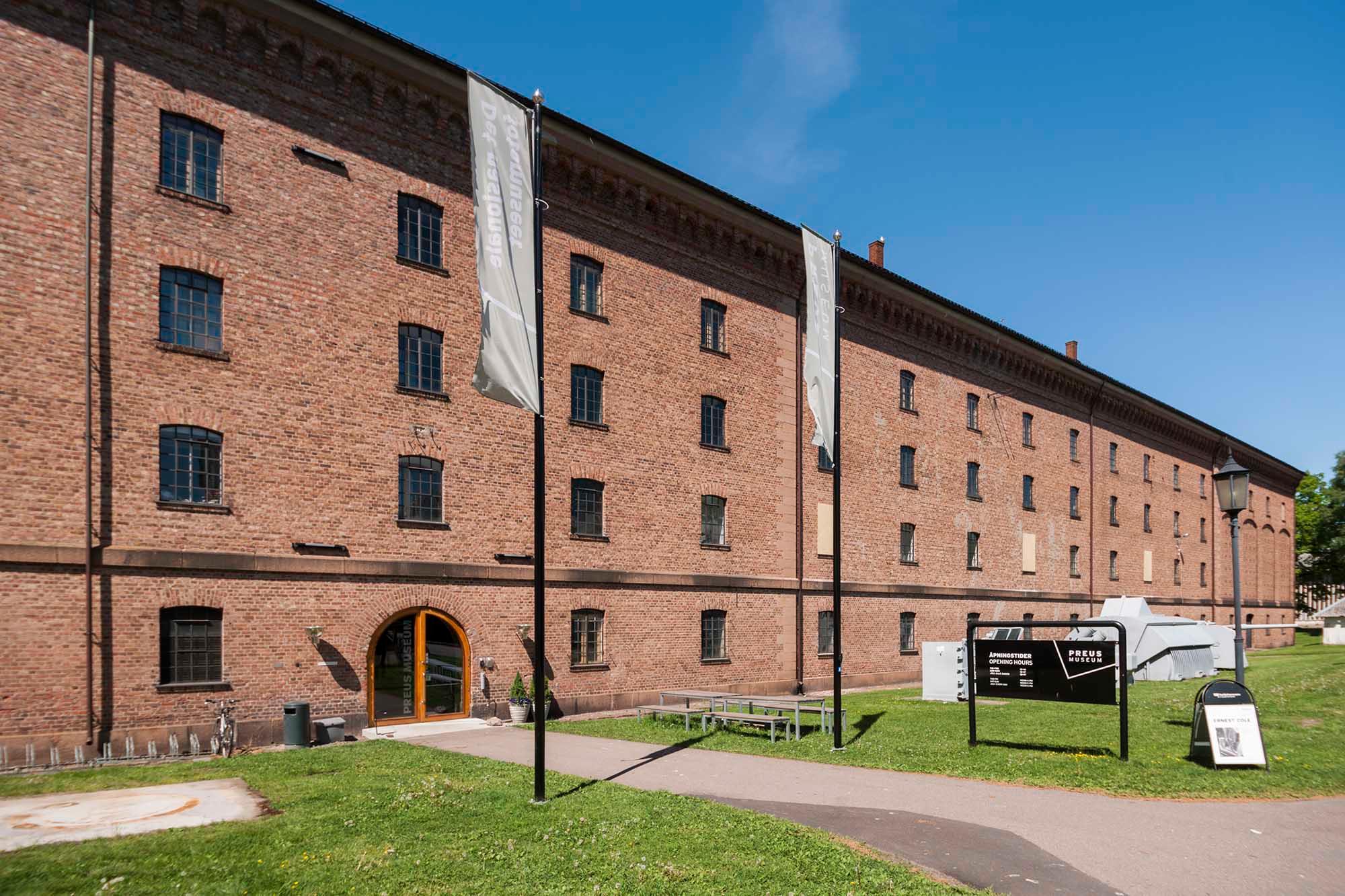 Preus museum ute ved inngangen.