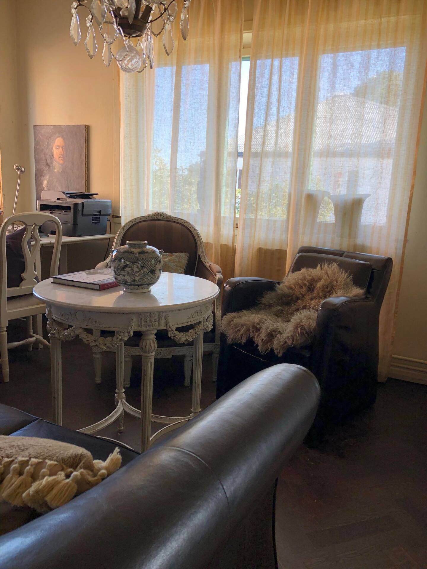 Fra stuen med stoler med saueull i