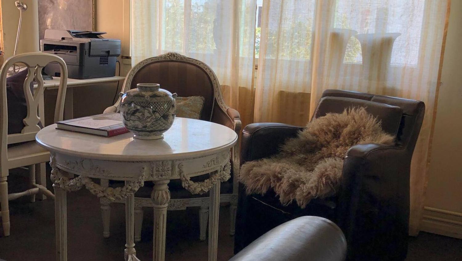 Fra stuen med stoler med saueull i