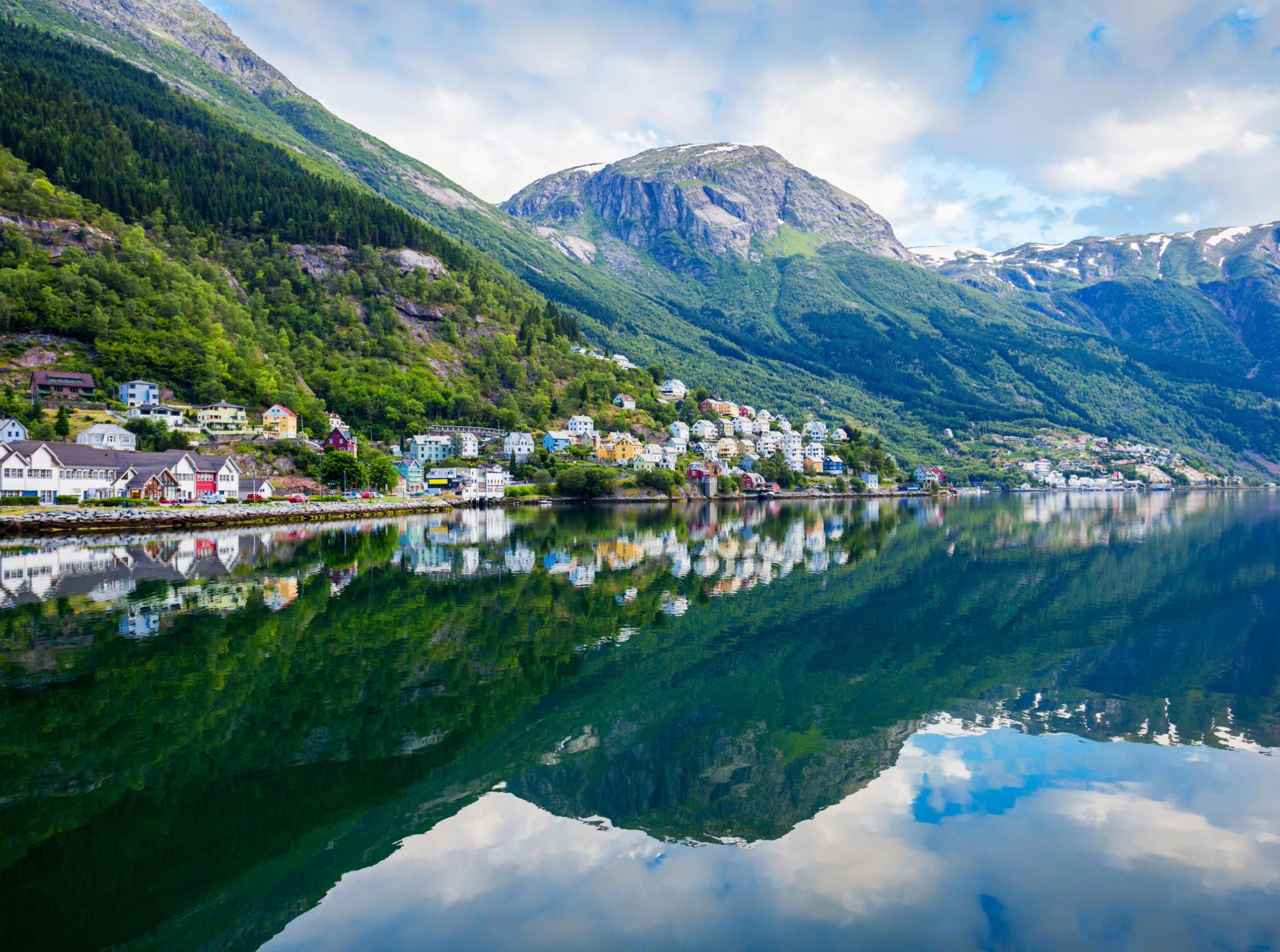 Utsikt fra Hardangerfjorden mot Odda