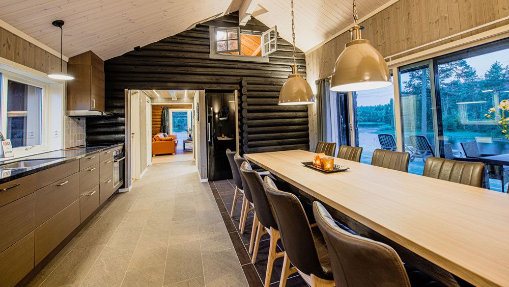 stor kjøkken og spisebord på hytta "Lakeside Haven" på Vrådal Hyttegrend