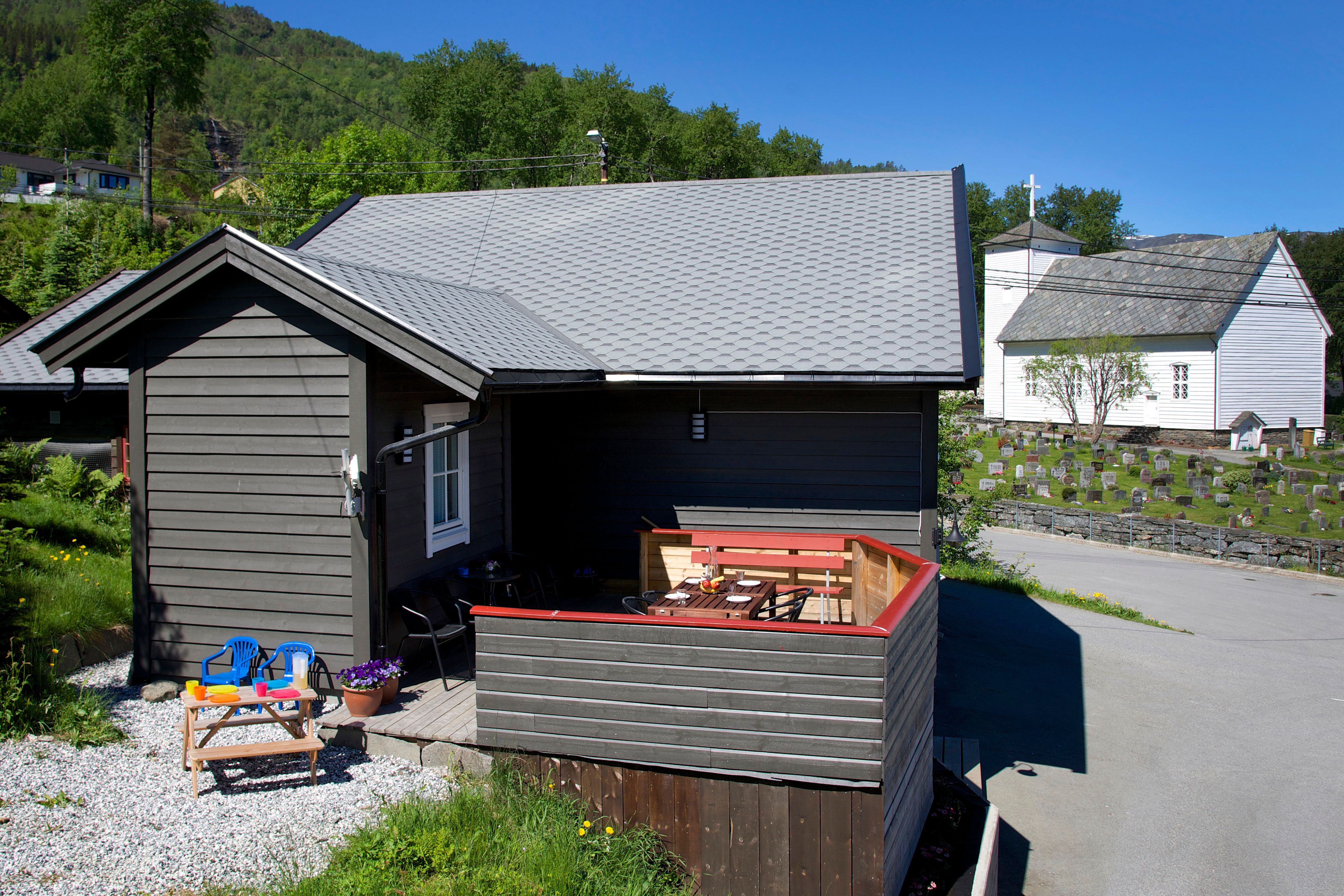Triveleg hytte med solrik terrasse og utsikt mot kyrkja ved Vågen Rom og Hytteutleige i Hardanger.