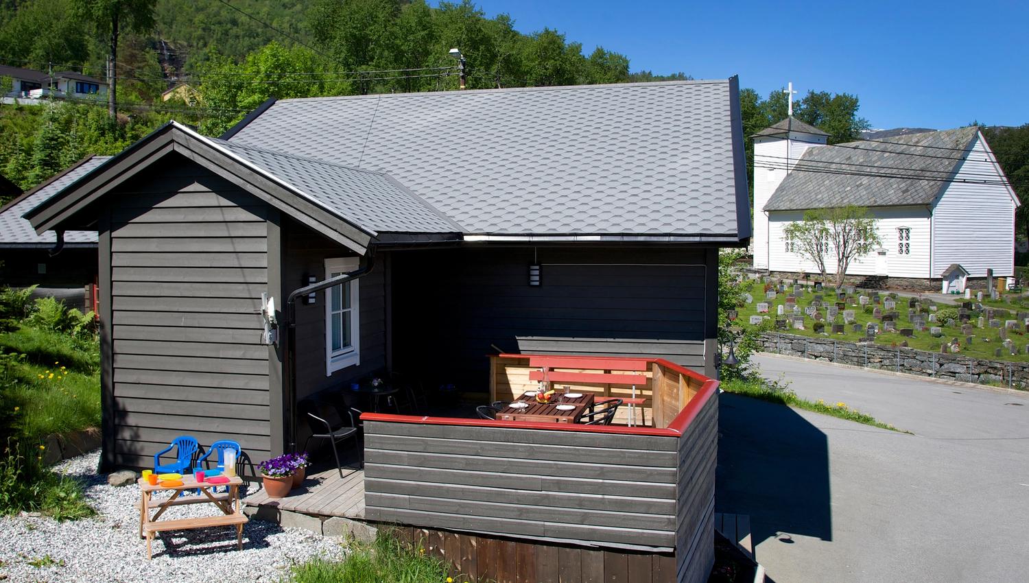 Triveleg hytte med solrik terrasse og utsikt mot kyrkja ved Vågen Rom og Hytteutleige i Hardanger.