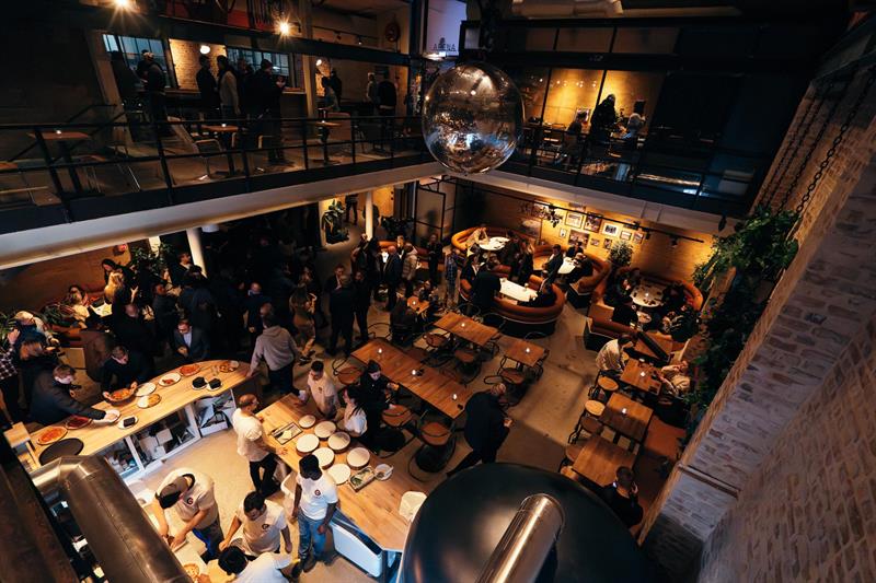 Restaurant full av mennesker