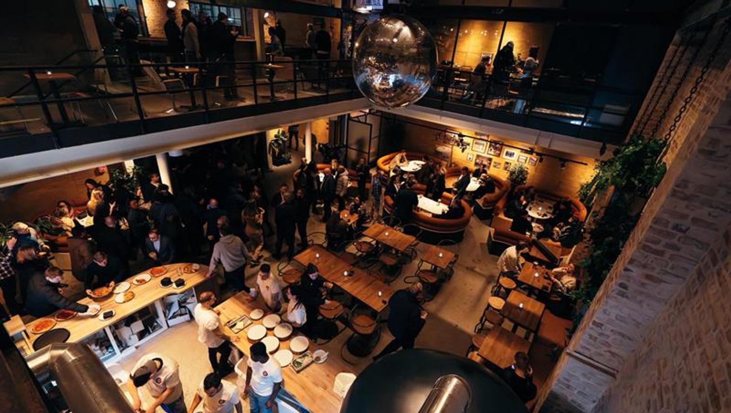 Restaurant full av mennesker