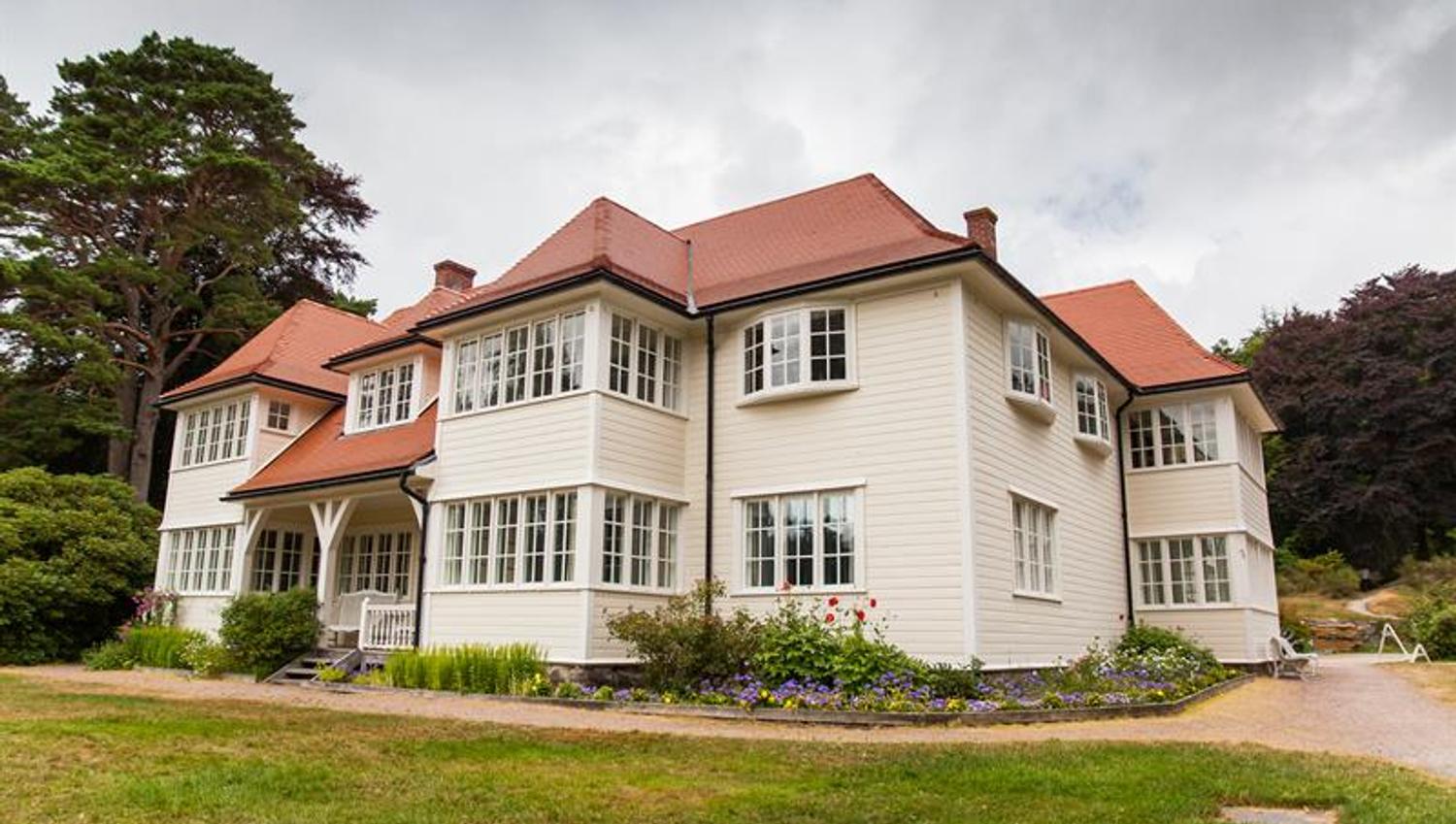 Risøbank, stort, herskaplig hus midt i Furulunden.