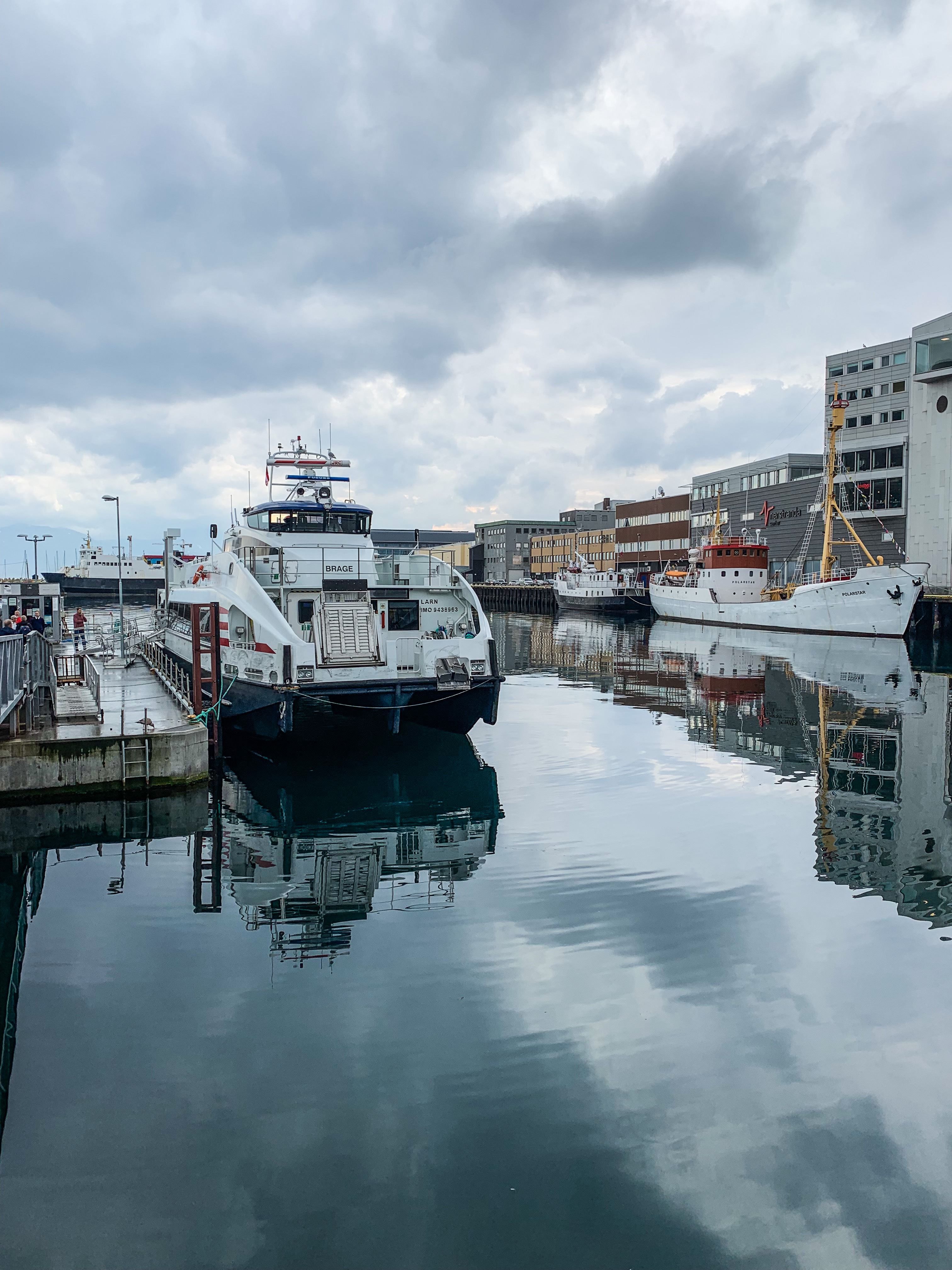båt ved havnen