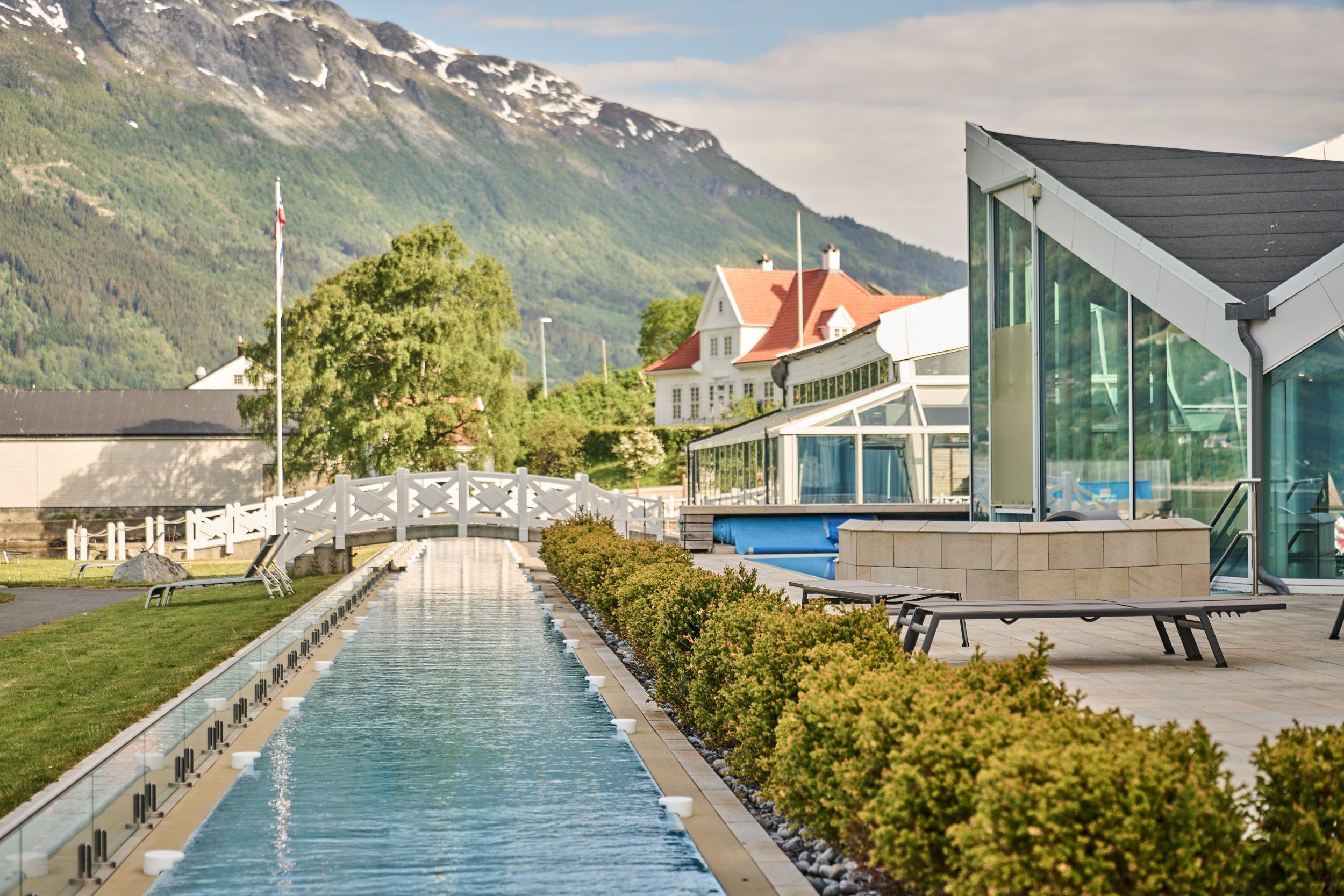 Ro og velvære ved kanalen som slyngjer seg gjennom hagen ved Hotel Ullensvang.
