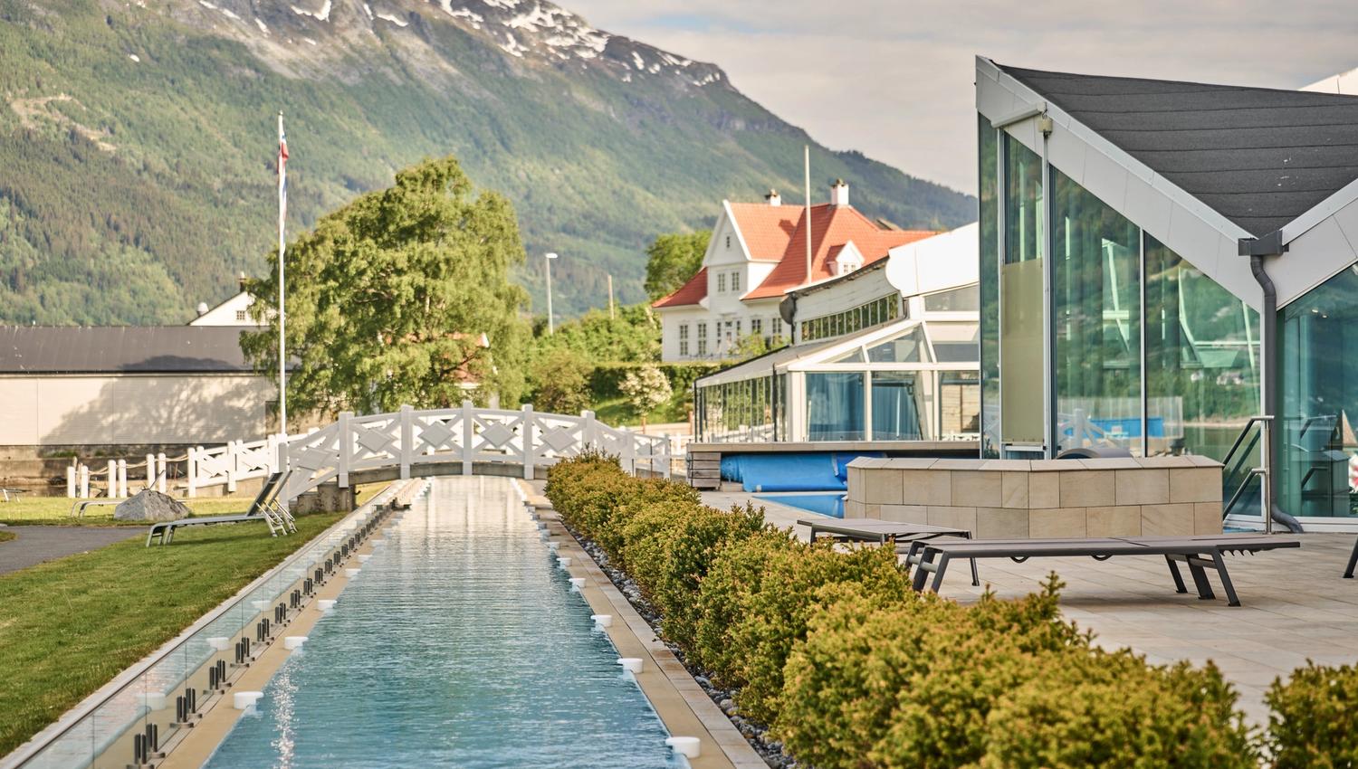 Ro og velvære ved kanalen som slyngjer seg gjennom hagen ved Hotel Ullensvang.