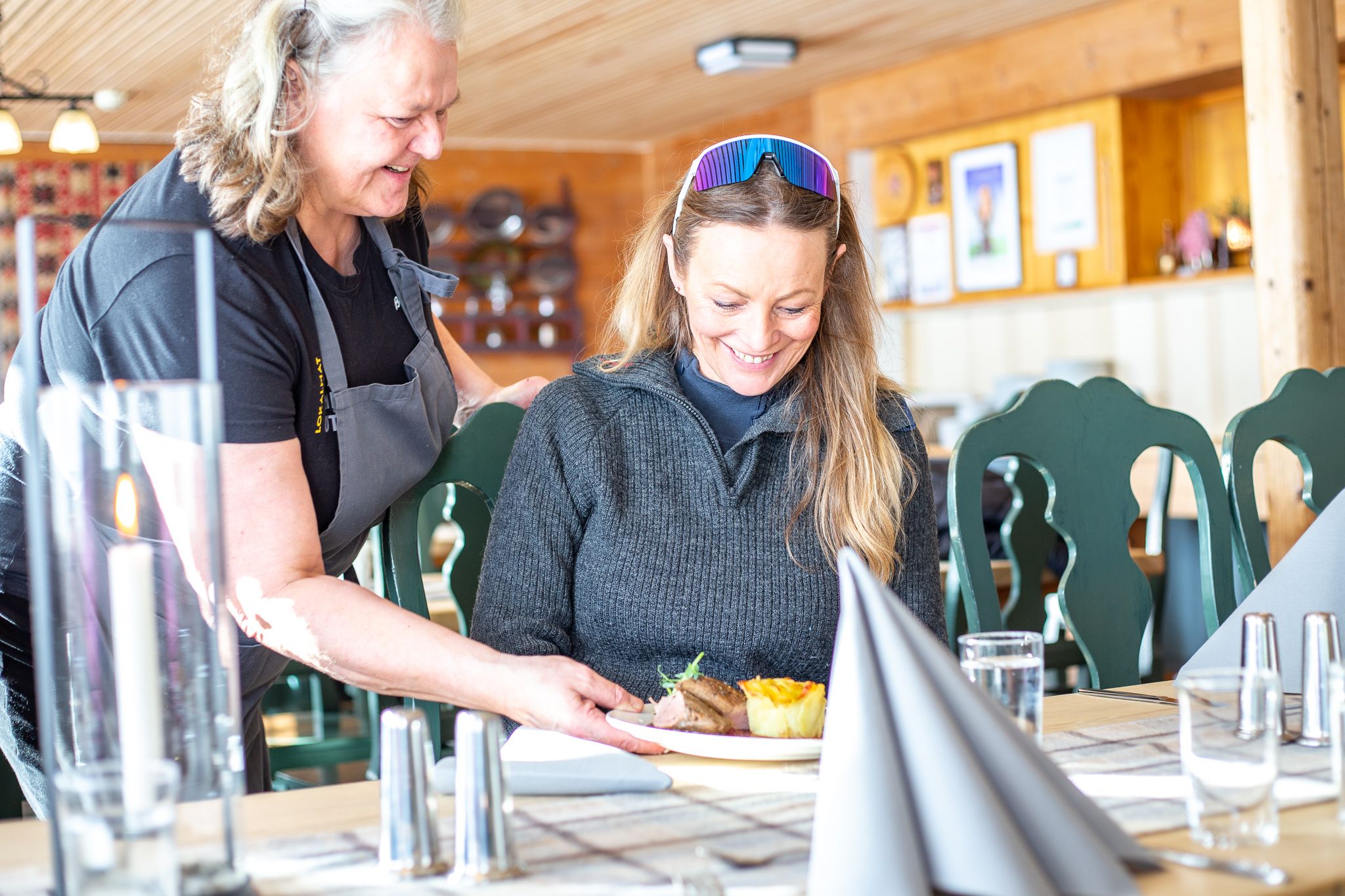 Solbjørg serverer en gjest på Fondsbu.