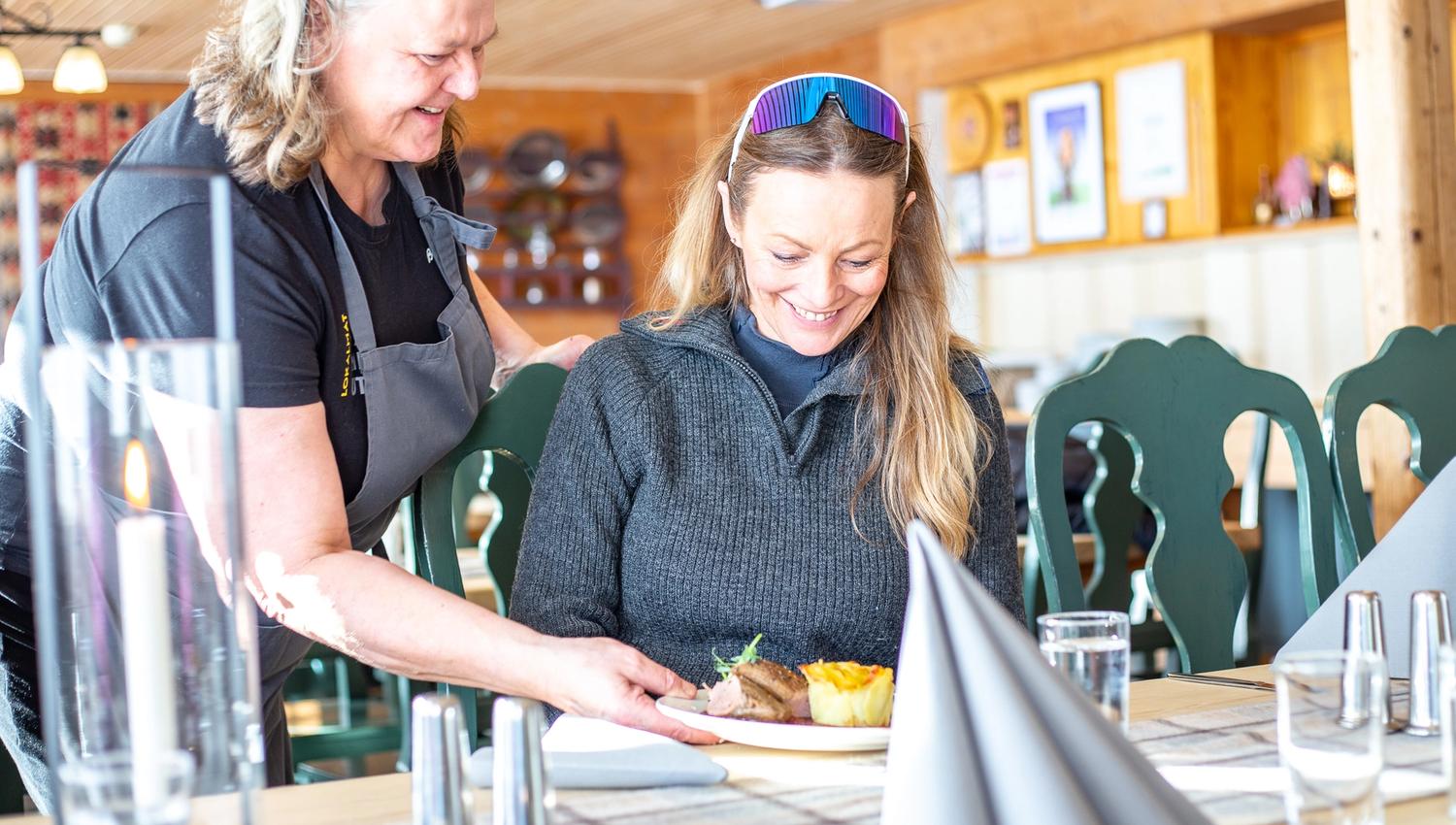 Solbjørg serverer en gjest på Fondsbu.