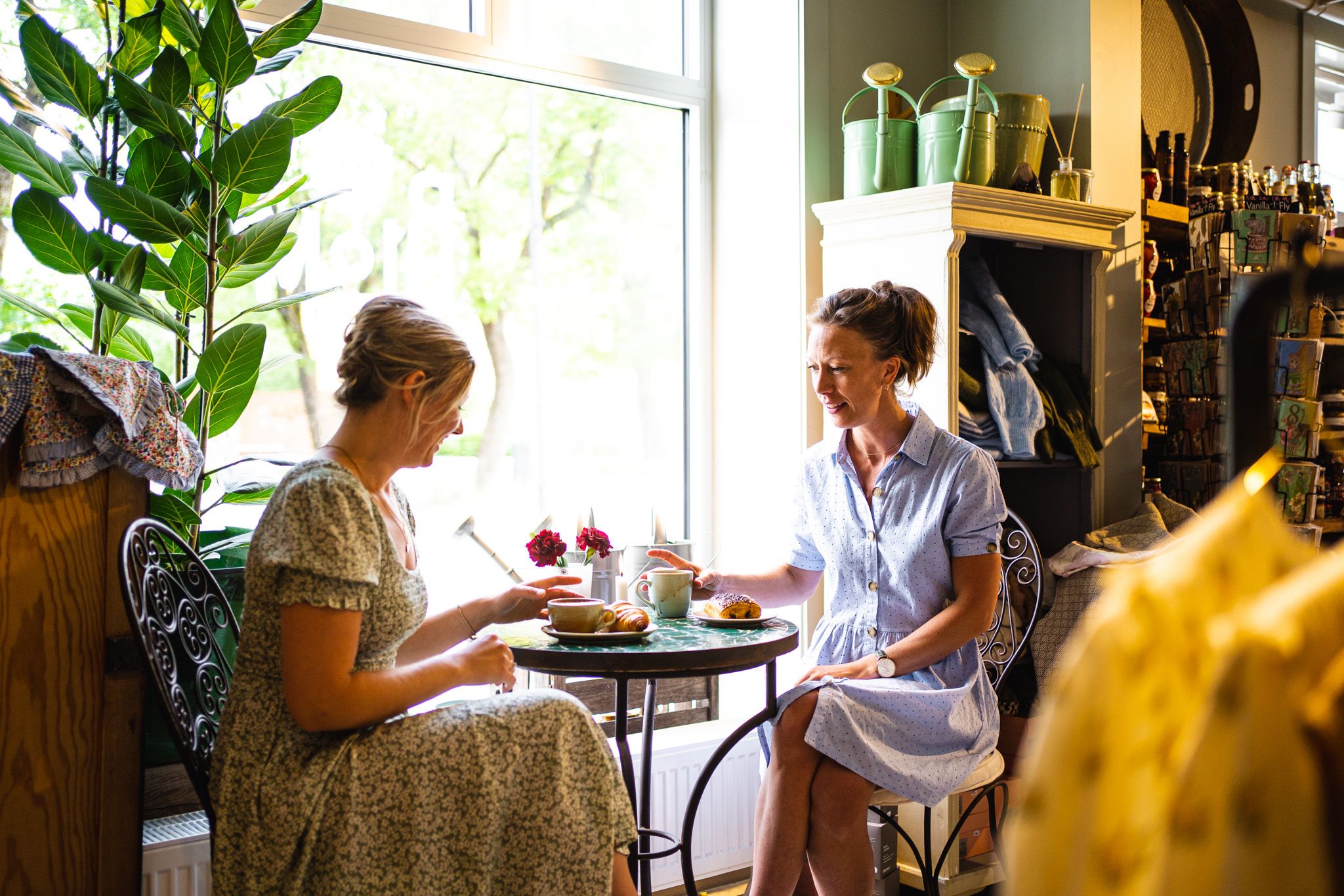 to jenter som sitter på kafe