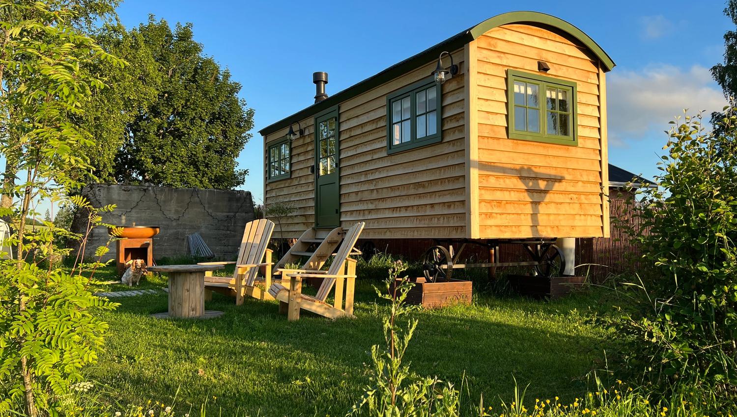 Shepherd's Hut en sommerdag - hytte med stoler foran