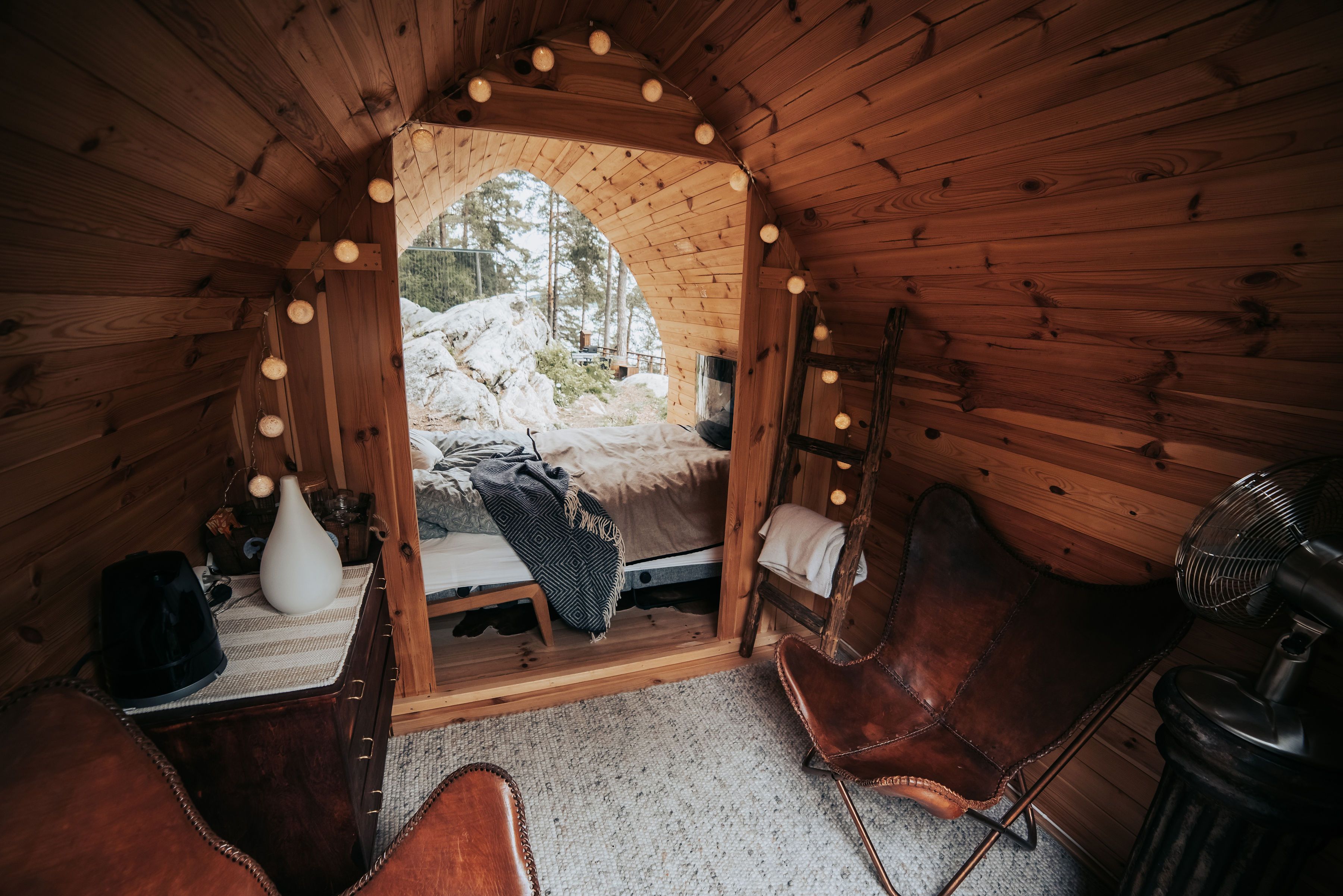 Leffe hytte  soveplass dobbeltseng og stoler