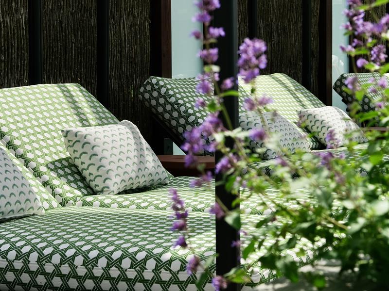 CabanasThe Well - utendørs lounge med grønne madrasser
