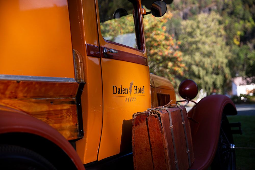 the vintage car to Dalen Hotel
