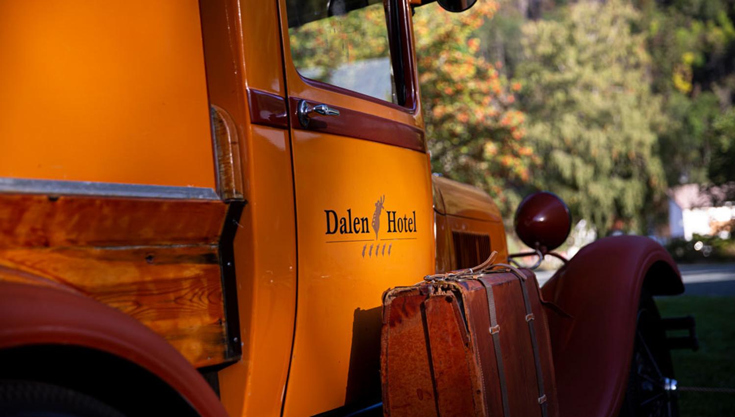 the vintage car to Dalen Hotel