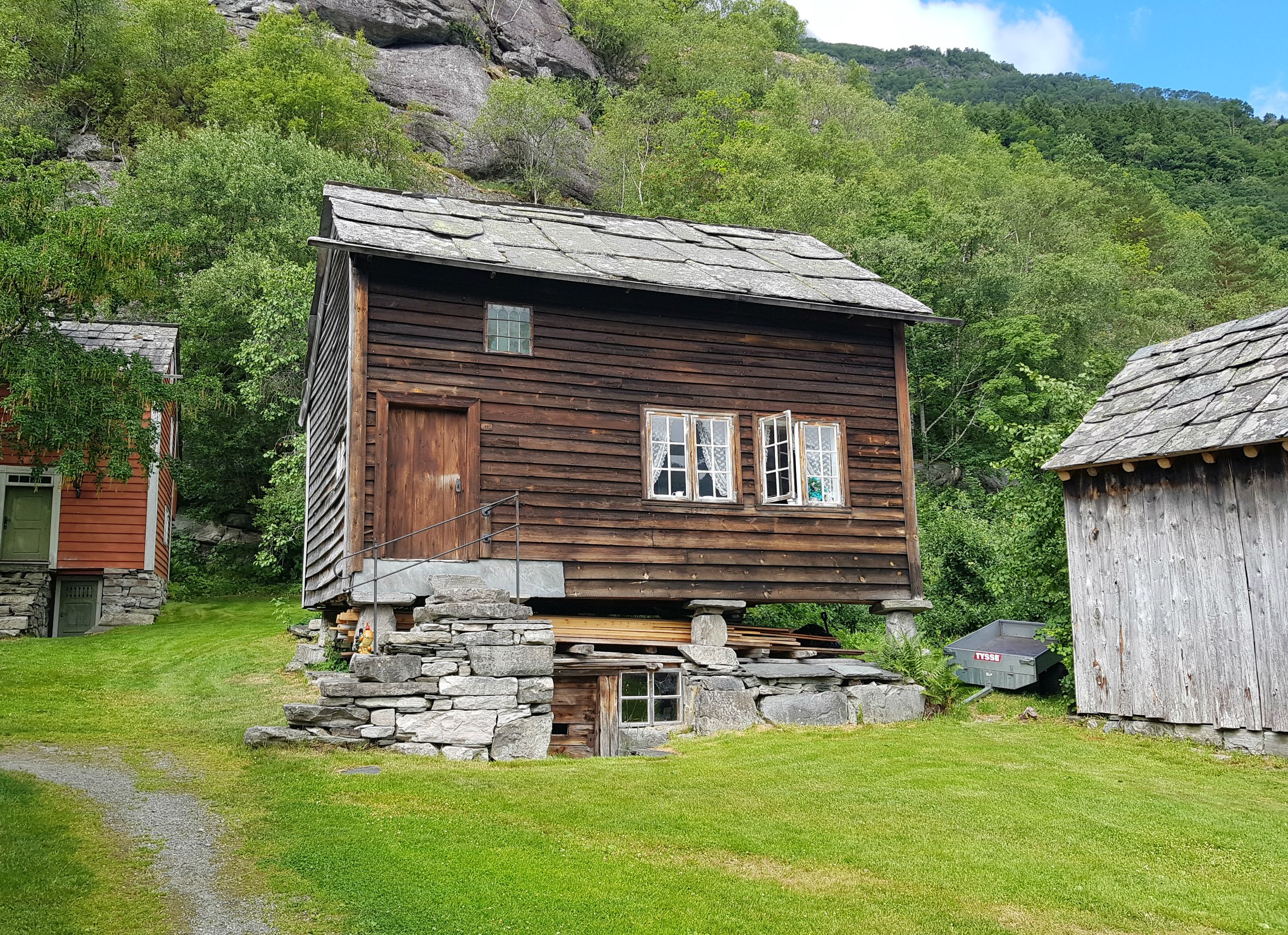 eldre hus som står litt aleine. Vinduet er opent.