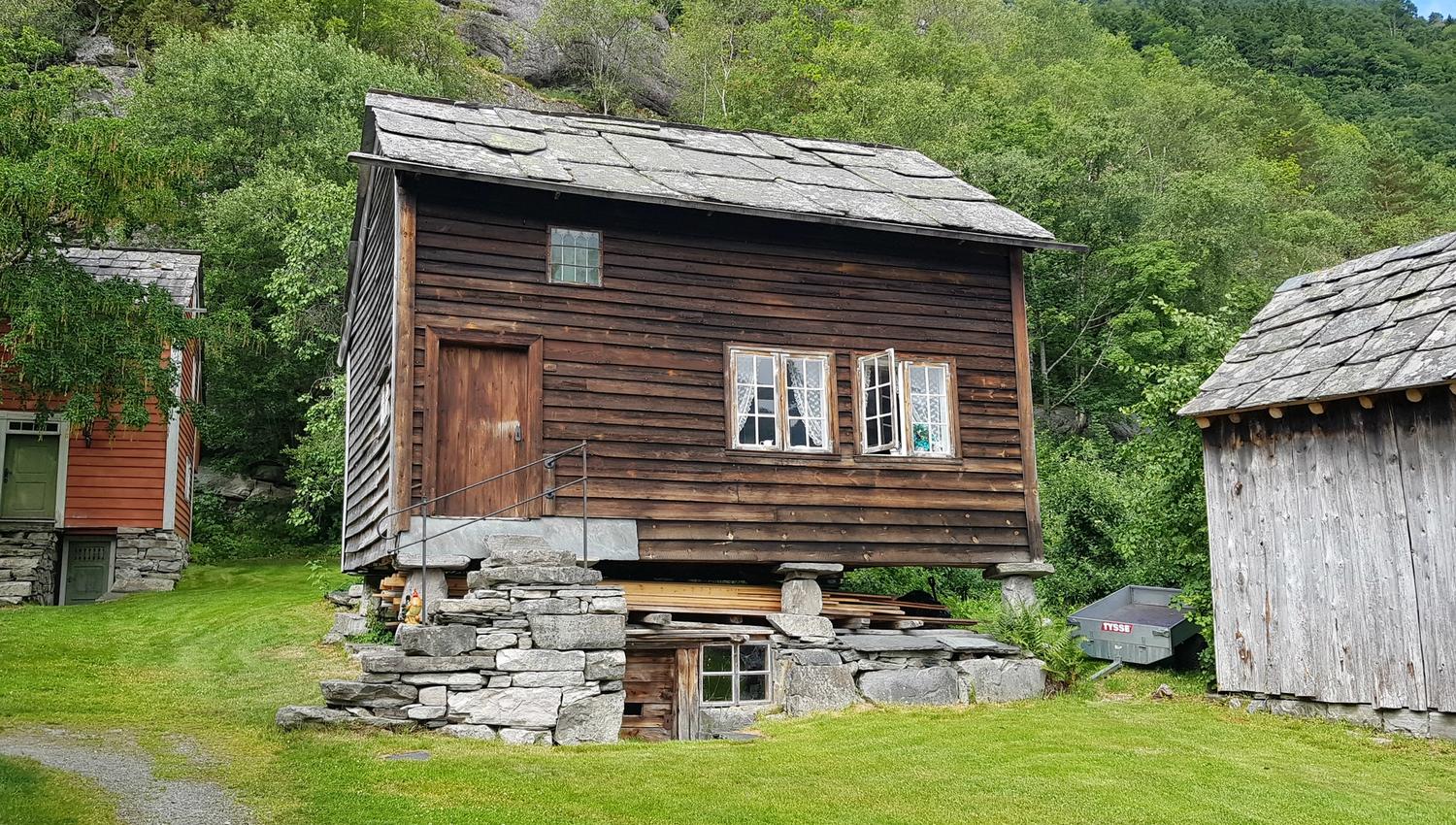 eldre hus som står litt aleine. Vinduet er opent.