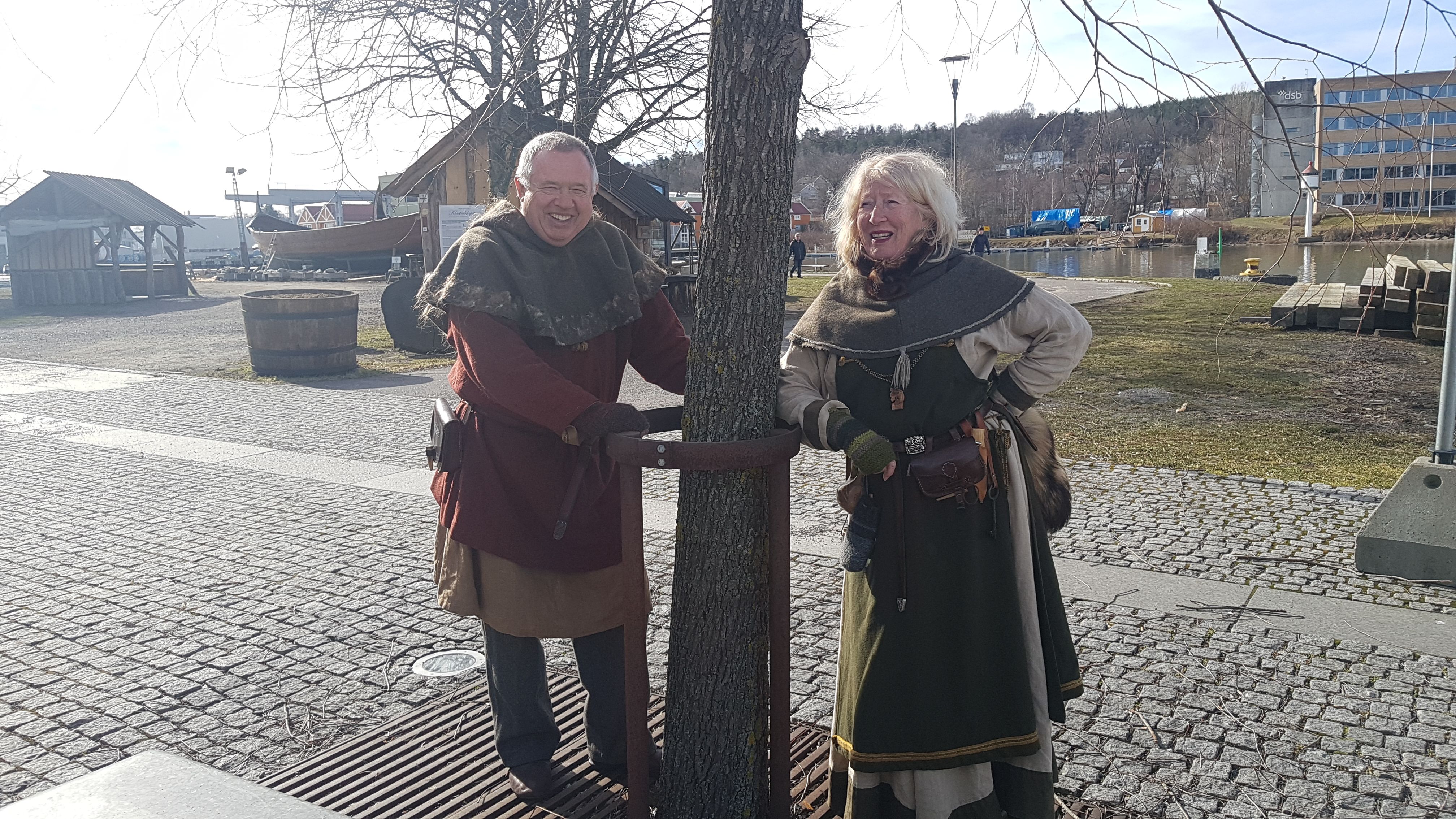 Bilde av to av "vikingene" på Vikingodden iført viking-klær