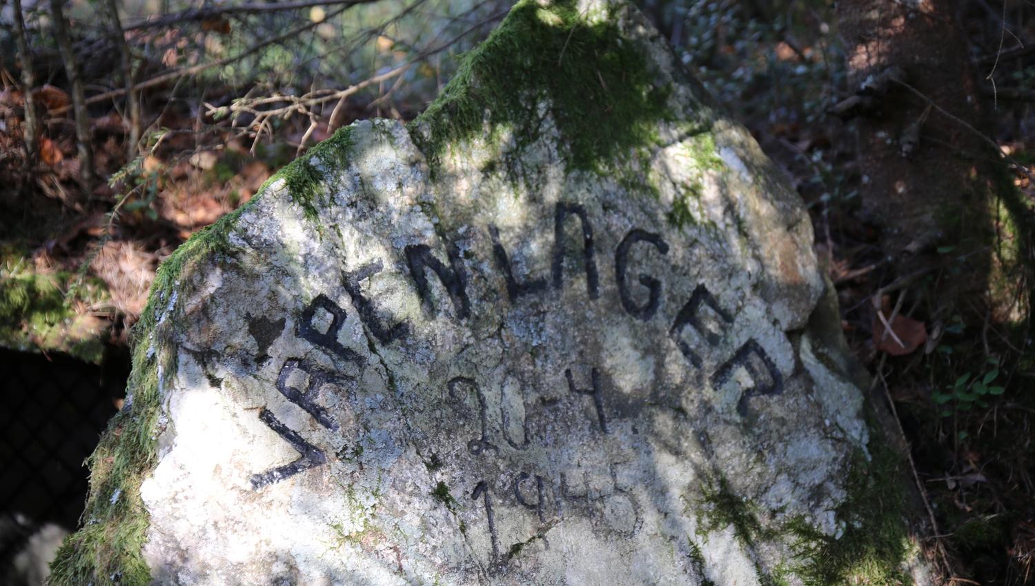 Stein med innskrift "Våpenlager"