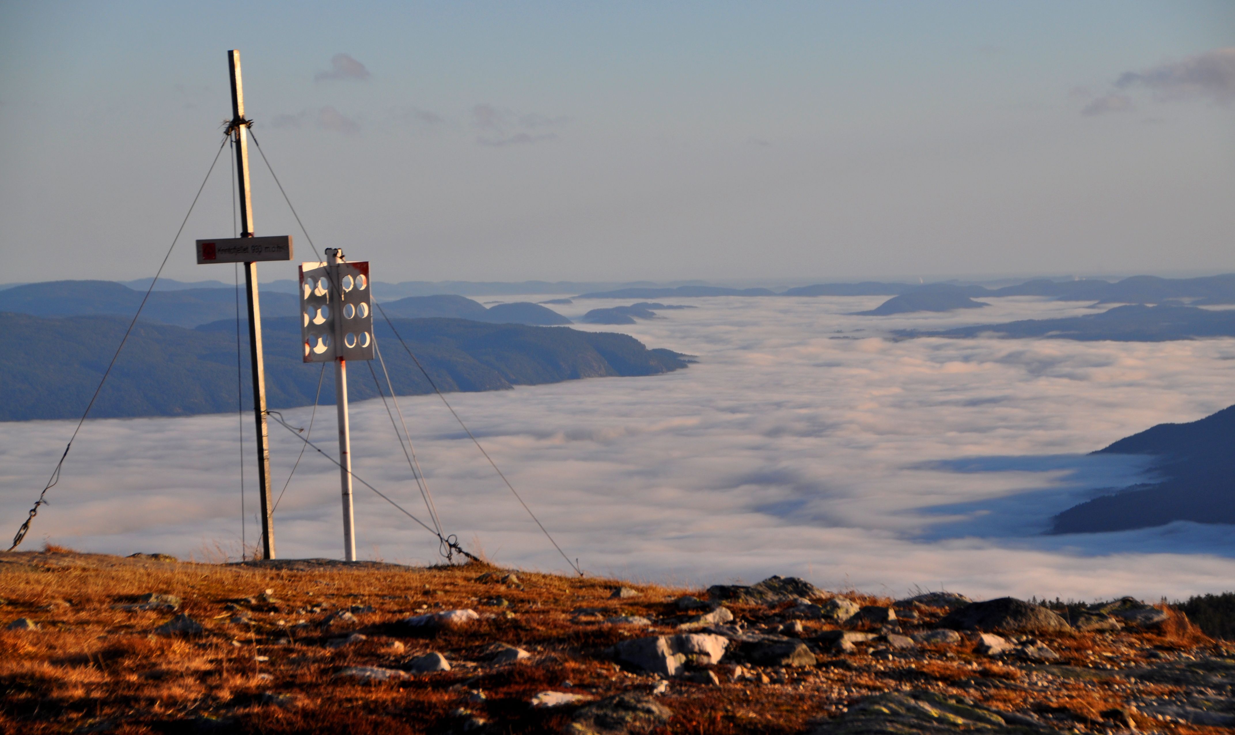 Utsikt fra Krintofjell på Lifjell, en topp på 930 meter over havet. Et sky- og tåkelag ligger tett over bygdene nedenfor.