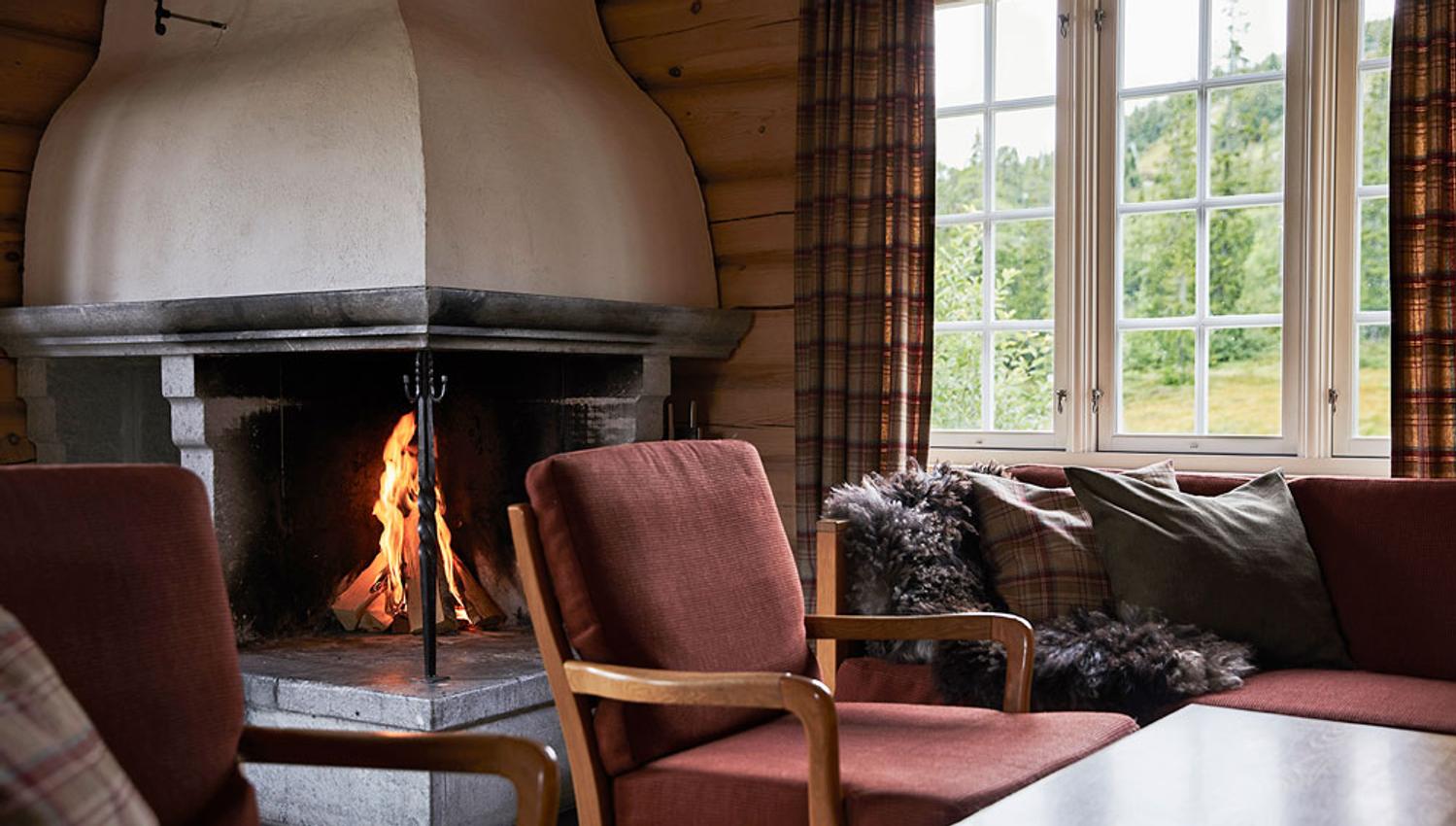 stue med peis på hytte til Gaustablikk fjellhytter